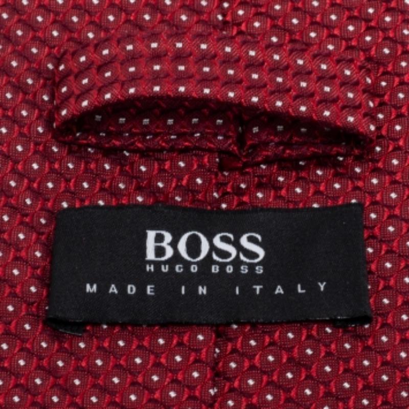 Realizzata al 100% in seta, questa cravatta Boss By Hugo Boss presenta un motivo geometrico su tutta la superficie. Questo accessorio finemente confezionato aggiungerà un tocco di charme.