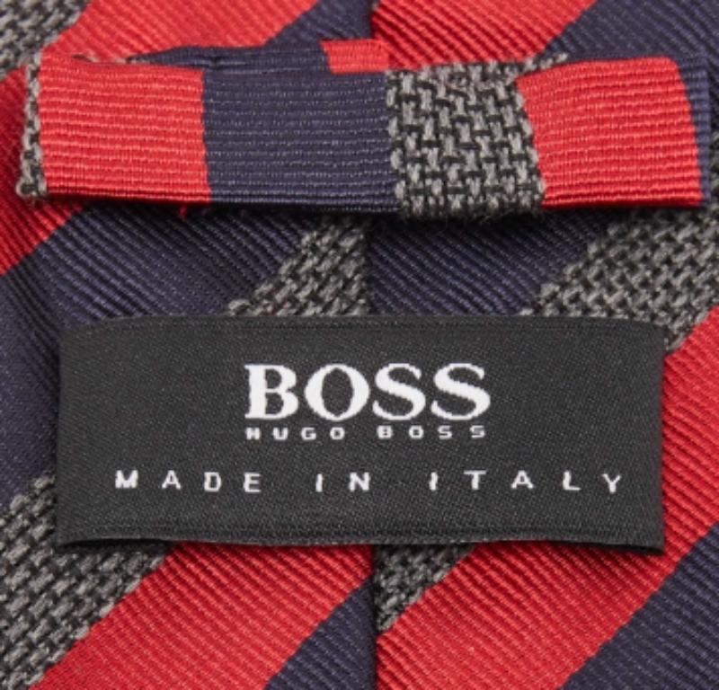 Scegli questa cravatta Boss By Hugo Boss per dare un tocco di lusso al tuo look formale. È tagliato in seta e decorato con strisce su tutta la superficie. È rifinito con l'etichetta del marchio sul retro.