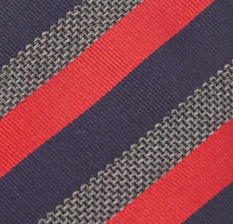 Grigio Cravatta Boss By Hugo Boss in seta a righe diagonali rosso/marino in vendita