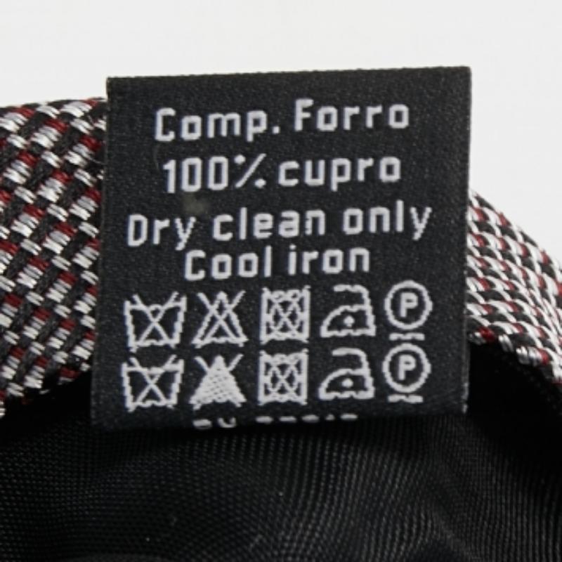 Scegli questa cravatta Boss By Hugo Boss per dare al tuo look un elemento accattivante. È tagliato in seta e decorato con motivi jacquard. È rifinito con l'etichetta del marchio sul retro.