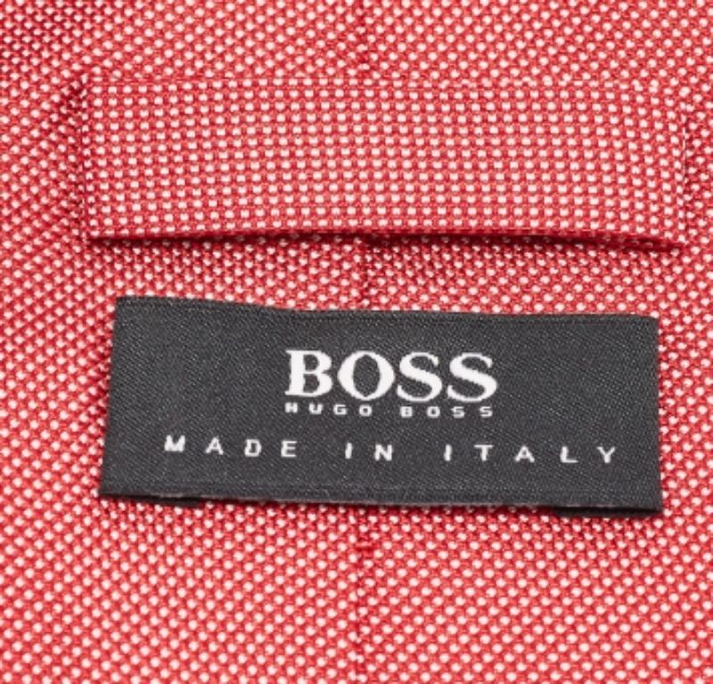Perché accontentarsi di una cravatta semplice e banale quando puoi aggiungere un taglio lussuoso con questo pezzo in seta di Boss By Hugo Boss! È disponibile in stampe a quadri di colore rosso e bianco.