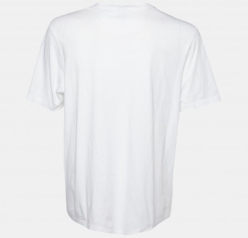 Get the comfort and the right casual style with this designer T-shirt. Designed to be reliable and durable, the creation has a simple neckline and signature detailing.