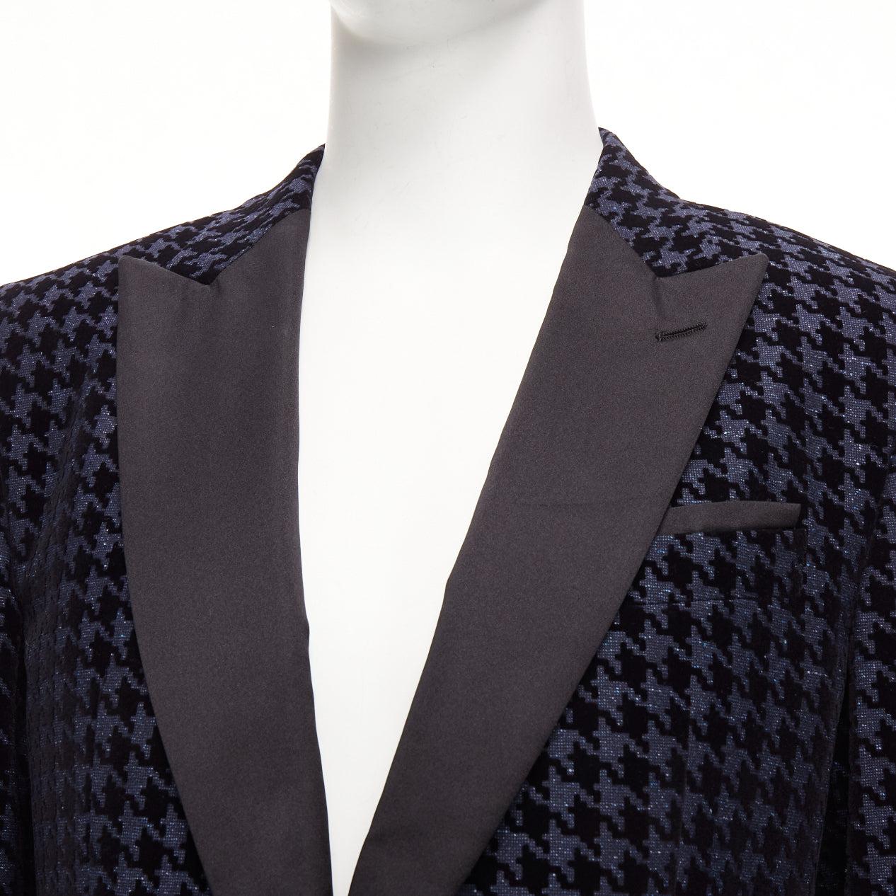 Boss By Hugo Boss 2019 in lana vergine, seta, pied de poule in velluto navy, blazer da smoking IT50 L.
Riferimento: JSLE/A00110
Marchio: Boss
Collezione: 2019
Materiale: Lana vergine, seta, misto
Colore: nero, blu
Modello: Pied de poule
Chiusura: