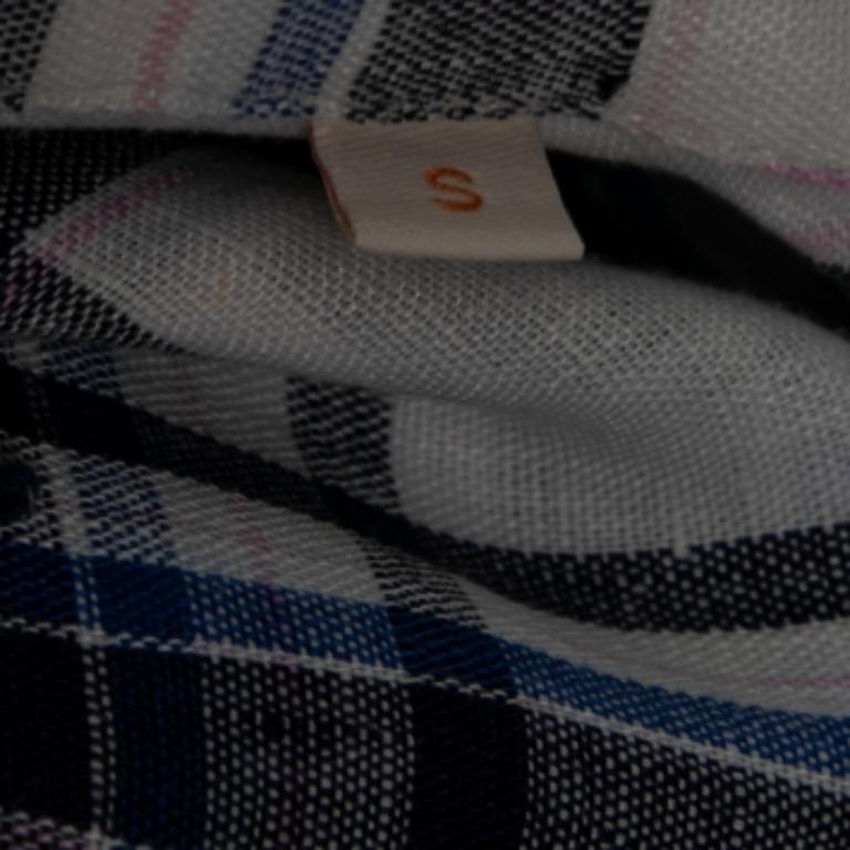 La stampa bianca e blu aggiunge un tocco di classe a questa camicia Boss Prange By Hugo Boss. Realizzato con materiali di qualità, presenta una chiusura frontale con bottoni, una scollatura sottile e maniche corte.