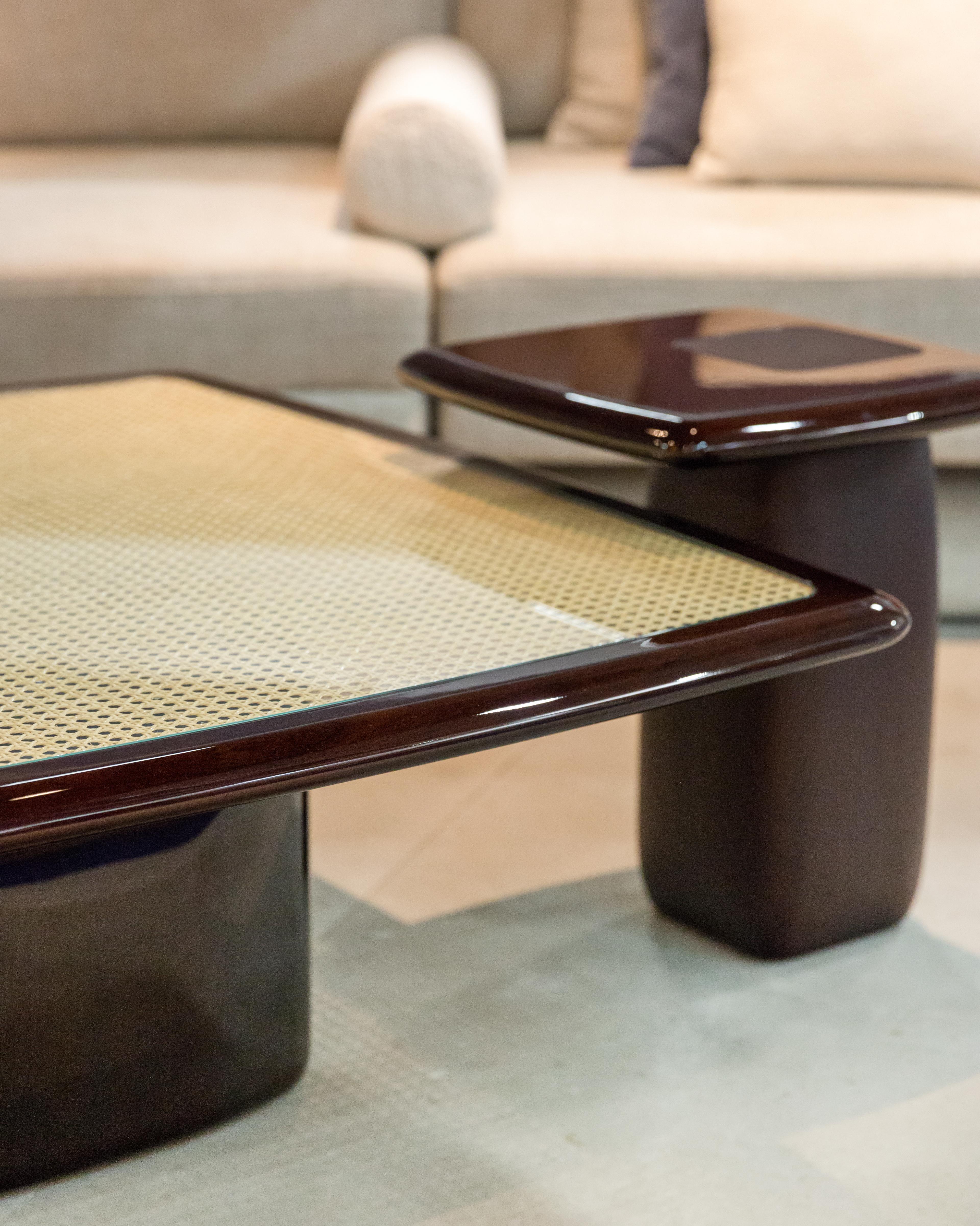 Portugais Table d'appoint Bossa en bois massif d'acajou, fait main par Duistt en vente