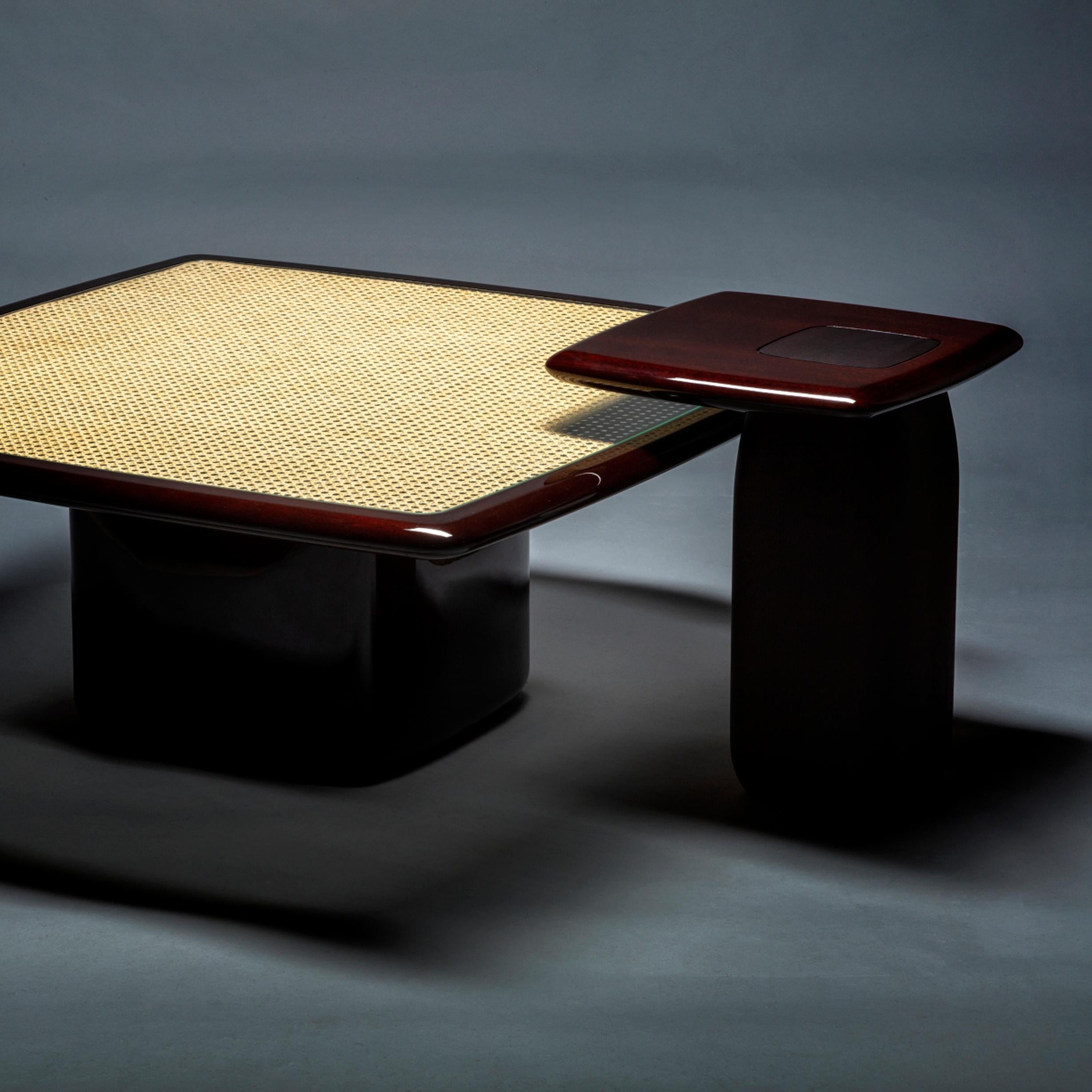 Laqué Table d'appoint Bossa en bois massif d'acajou, fait main par Duistt en vente