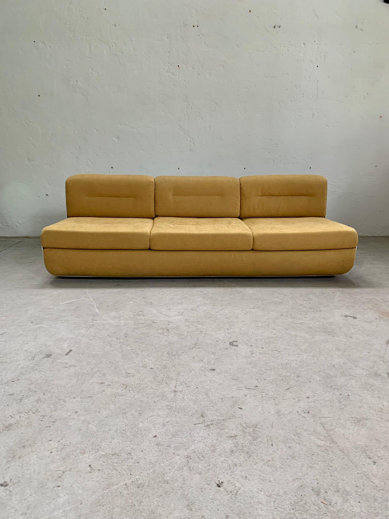 Bossa sofa by Rodolfo Bonetto and Giotto Stoppino, Italy, 1970s
Single shell in fiberglass and polyurethane cushions.

Conditions

Measures: 215x84 h68 cm 