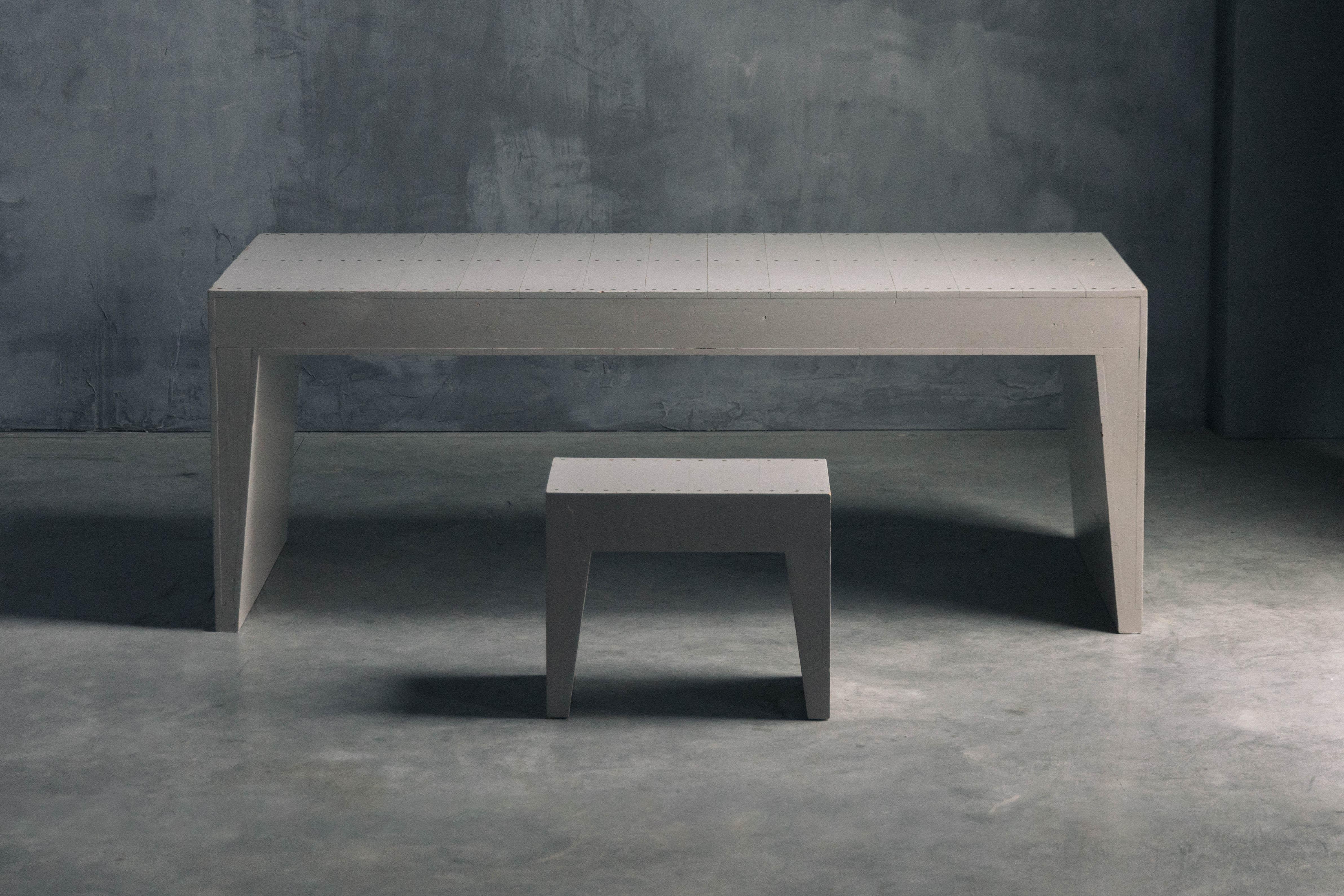 Cette table rare, accompagnée de six tabourets assortis, date des années 1970 et constitue une création remarquable du moine bénédictin et architecte néerlandais Dom Hans van der Laan, aux côtés de son apprenti Jan de Jong. Il incarne l'esthétique