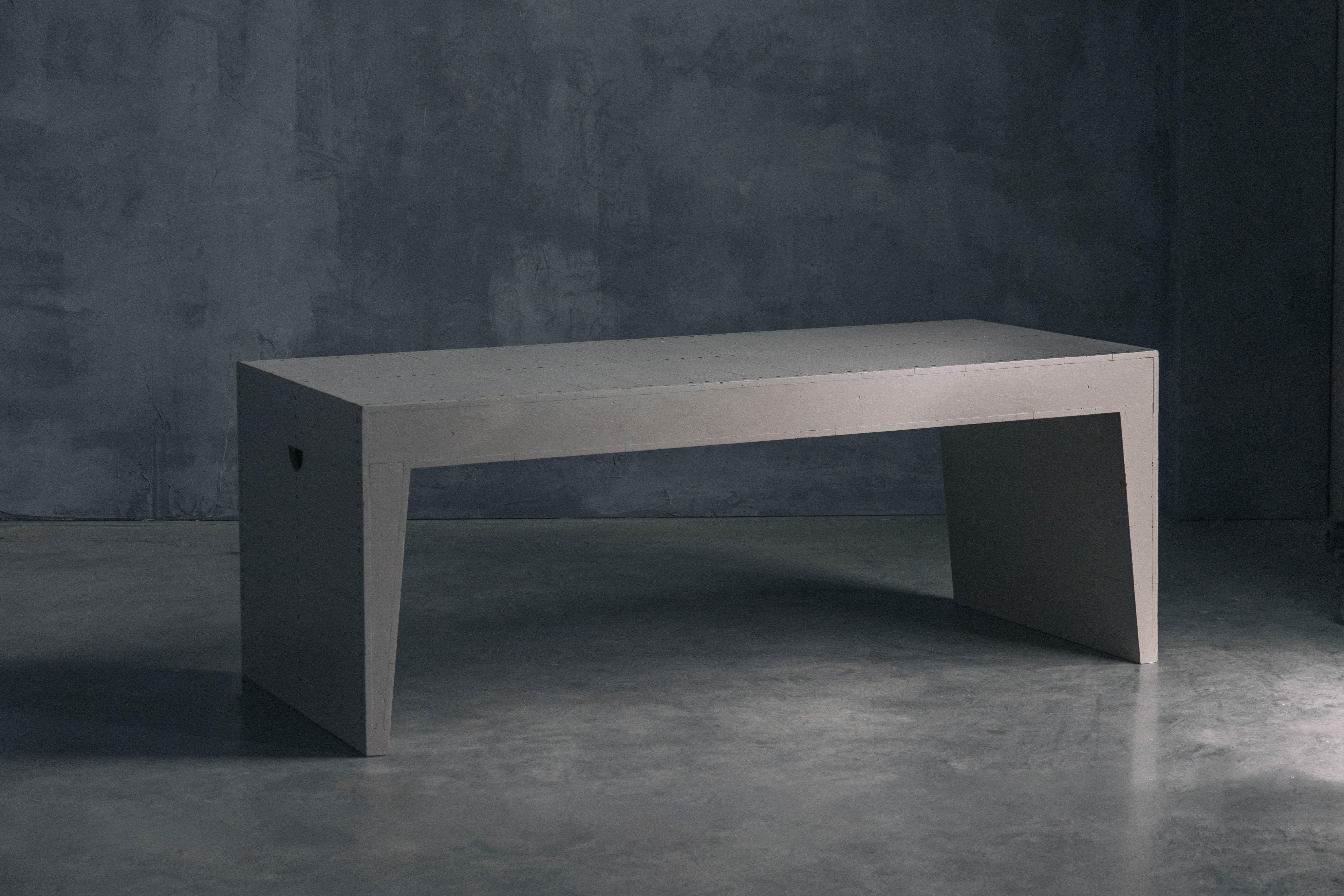 Raro tavolo degli anni '70, progettato dal monaco benedettino e architetto olandese Dom Hans van der Laan e dal suo apprendista Jan de Jong, esemplificativo del caratteristico stile della Scuola di Bossche. Realizzato in legno di pino verniciato in