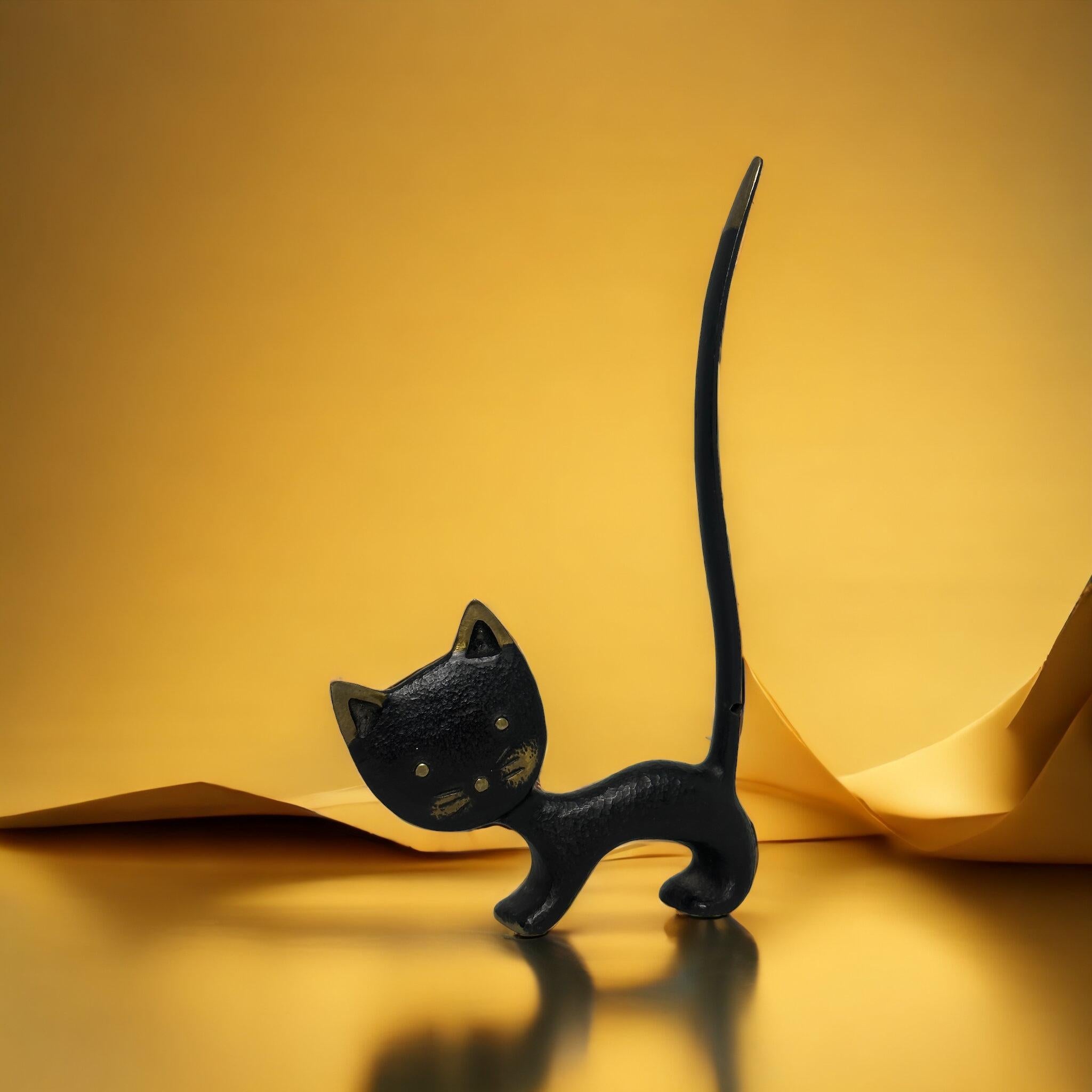 Klassische frühe 1950er Jahre österreichische Bosse Katze Figur Sammlerstück. Eine schöne Ergänzung für Ihr Zimmer oder einfach für Ihre Sammlung österreichischer Bronzegegenstände. Gefunden bei einem Nachlassverkauf in Wien,