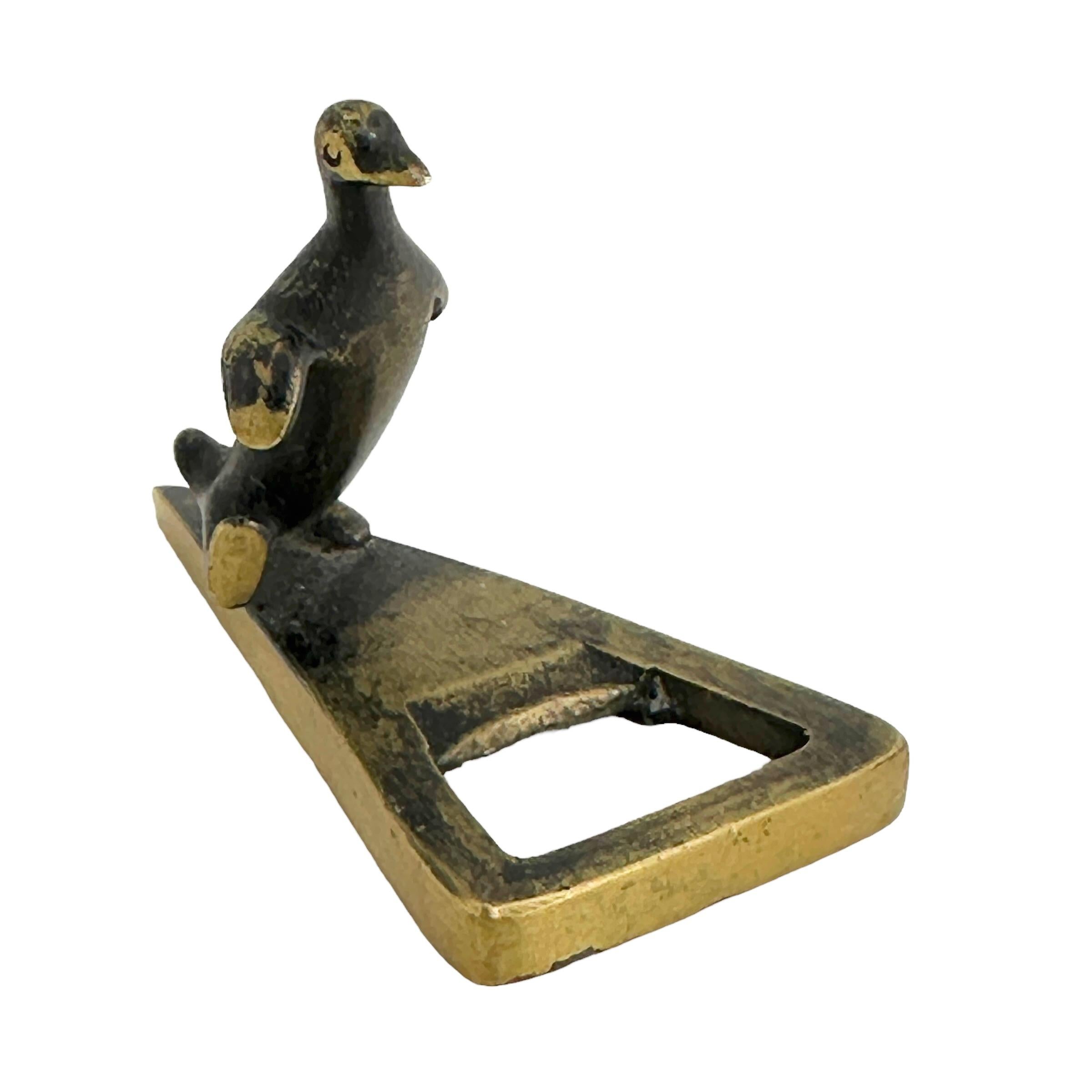 Un joli décapsuleur de style Bosse Era avec une figure de pingouin, fabriqué dans les années 1950. Il est fabriqué en laiton ou en bronze. Usure d'usage, belle patine, quelques traces d'usage mais c'est de l'ancienneté. Trouvé dans une vente