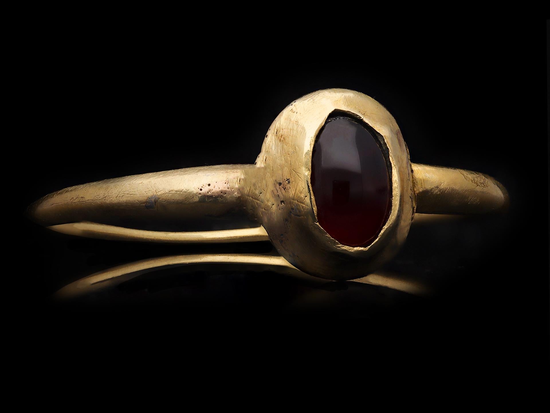 'Bossingham' Medieval Garnet ring, circa 13th century. In Good Condition For Sale In London, GB
