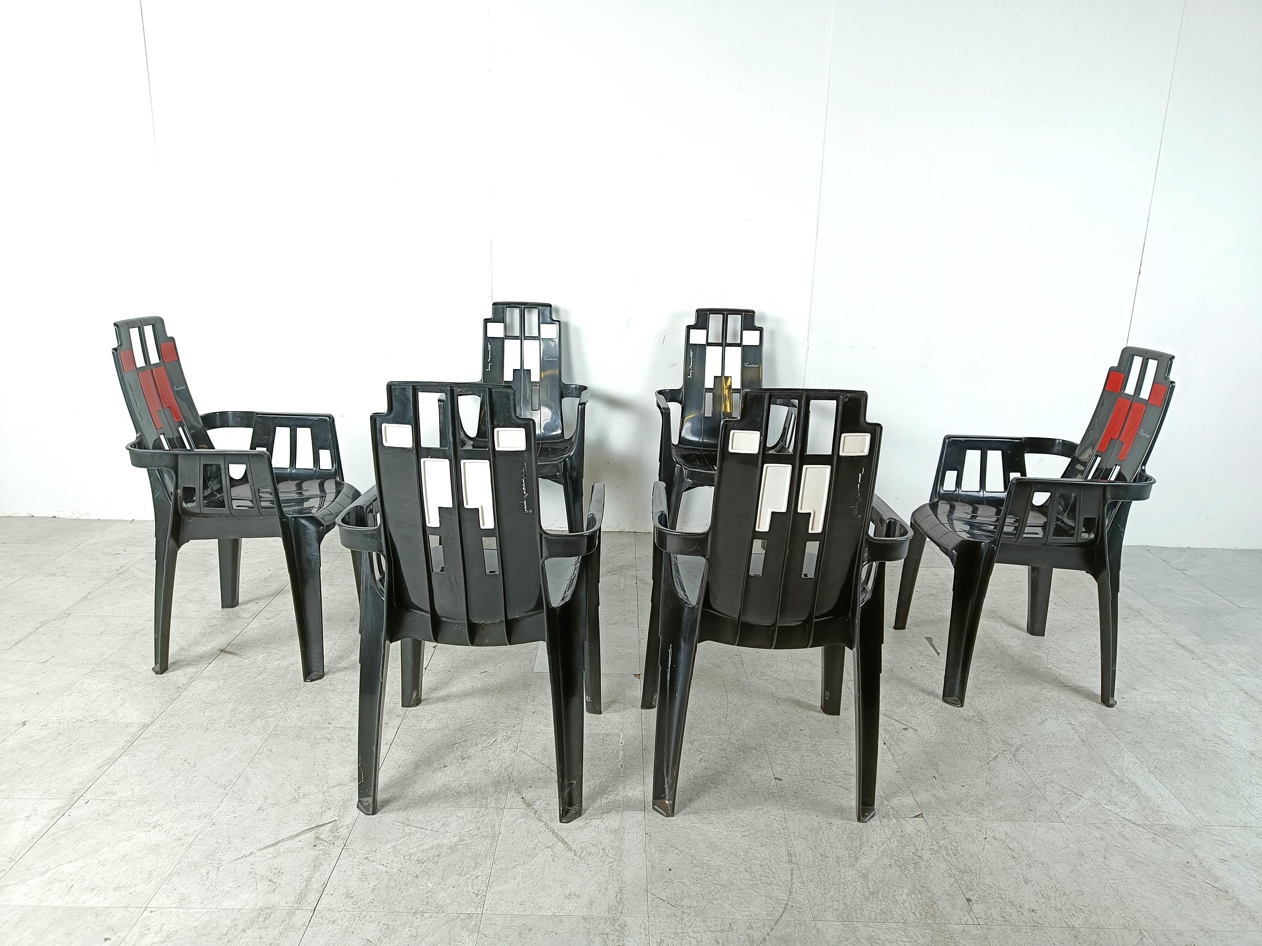 Set aus 6 stapelbaren Boston-Esszimmerstühlen von Pierre Paulin, inspiriert von Piet Mondriaan und Charles Rennie Mackintosh.

Diese Esszimmerstühle können im Innen- und Außenbereich verwendet werden und haben ein zeitloses Design

1980er Jahre -