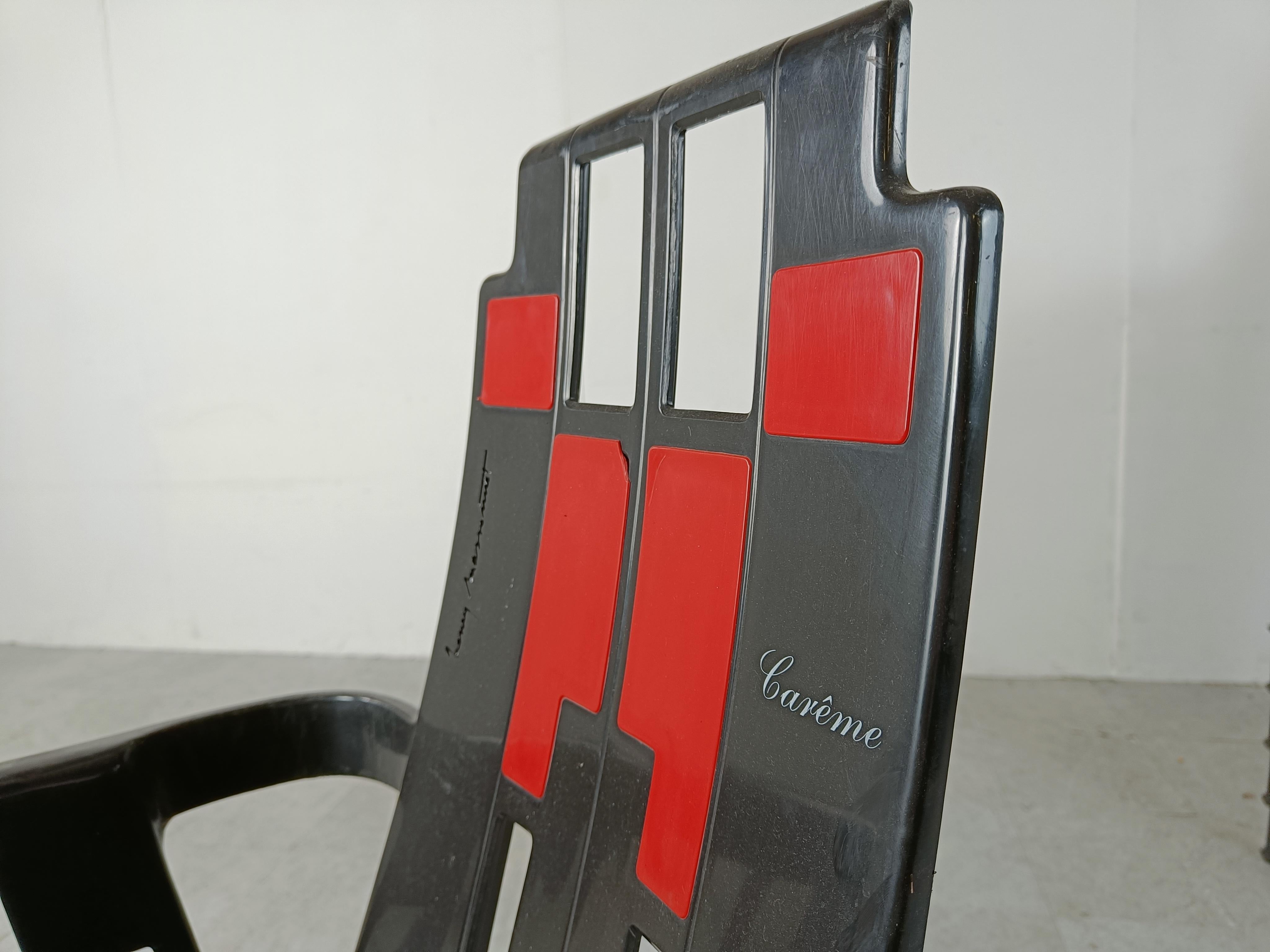 Ensemble de 6 chaises de salle à manger empilables Boston de Pierre Paulin inspirées par Piet Mondriaan et Charles Rennie Mackintosh.

Ces chaises de salle à manger peuvent être utilisées à l'intérieur et à l'extérieur et ont un design