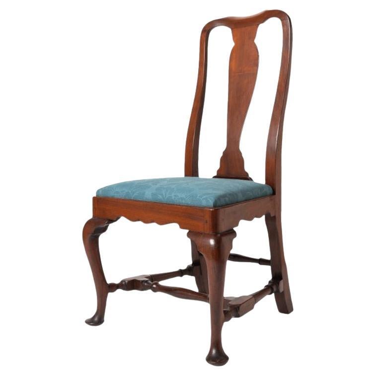 Silla auxiliar de asiento deslizante de caoba de la reina Ana de Boston, 1710-20 en venta