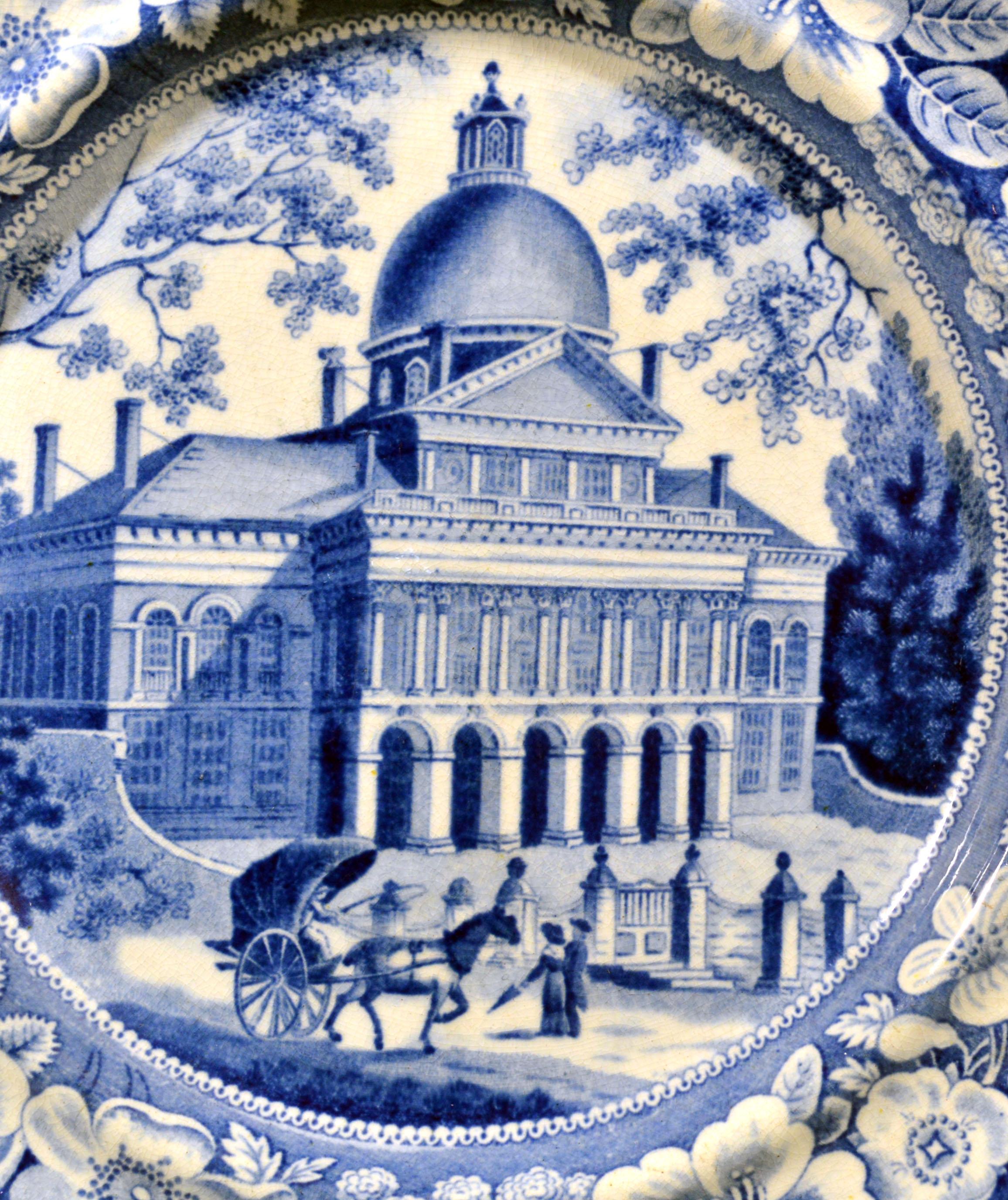 Boston State House Staffordshirepaar aus Tontellern
John Rogers & Sohn,
1825

Diese Rogers Unterglasurblau gedruckte Platte des Boston State House ist Nr. 01 von drei Versionen des Boston State House von Rogers.
 
Das um 1795 erbaute Boston