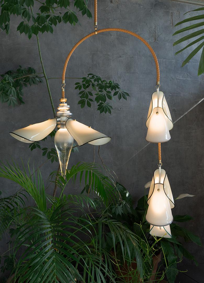 Lampadario Botanica: Whiting, Vaniglia, Vetro trasparente di AVRAM RUSU STUDIO In condizioni Nuovo in vendita a Brooklyn, NY