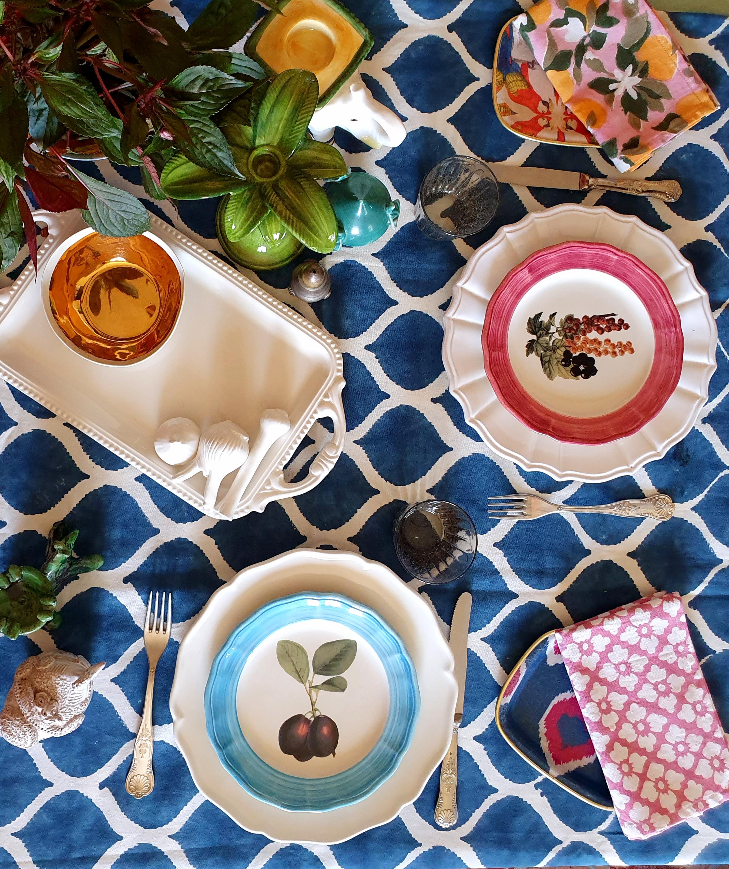 These stunning plates are Made in Italy by local artisans
the border is hand painted while the fisure at the centre is a printed image

Food safe and dishwasher safe

Measure: 21cm dinner plates.