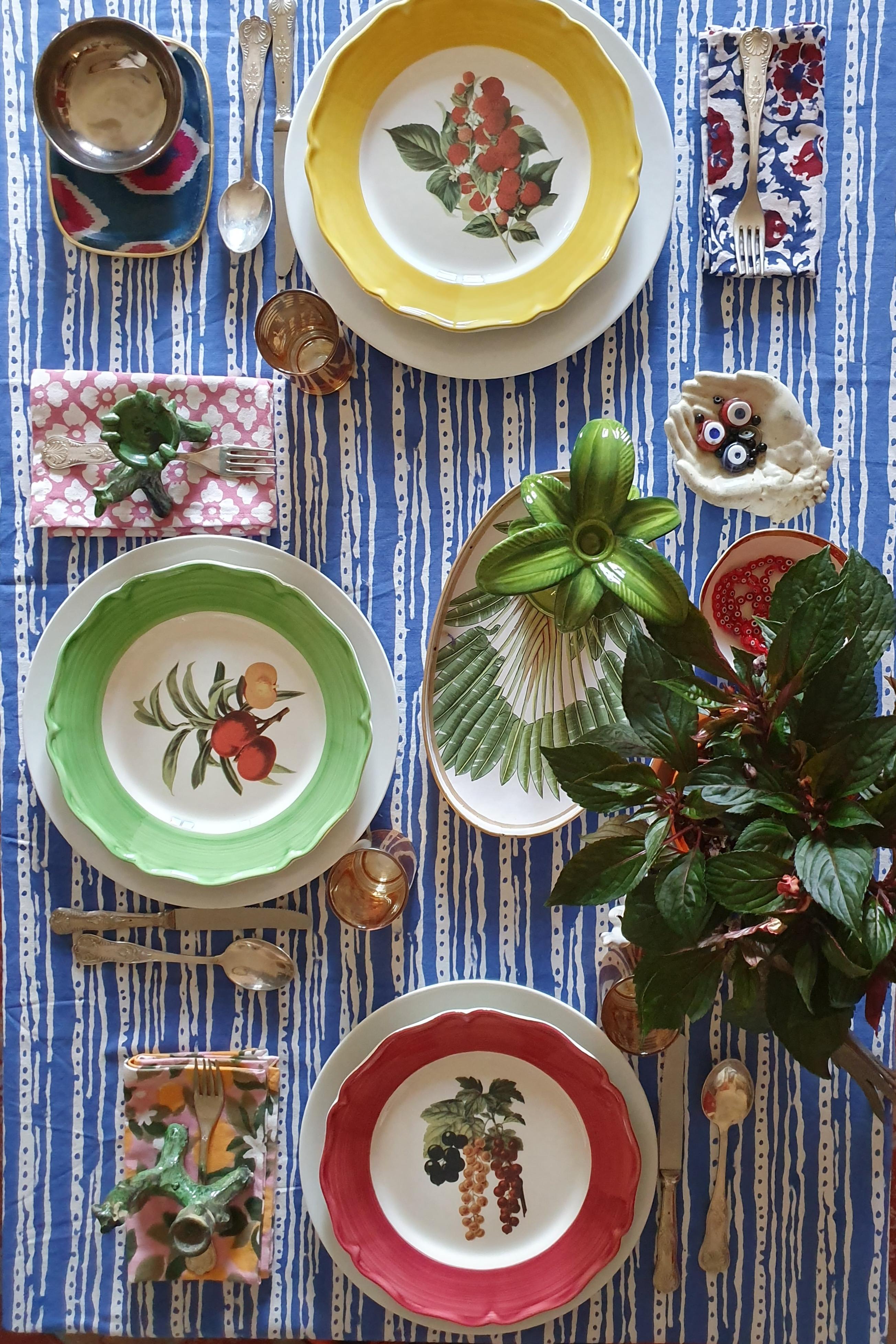 These stunning plates are made in Italy by local artisans
The border is hand painted while the fissure at the center is a printed image

Food safe and dishwasher safe

Measures: 27cm dinner plates.