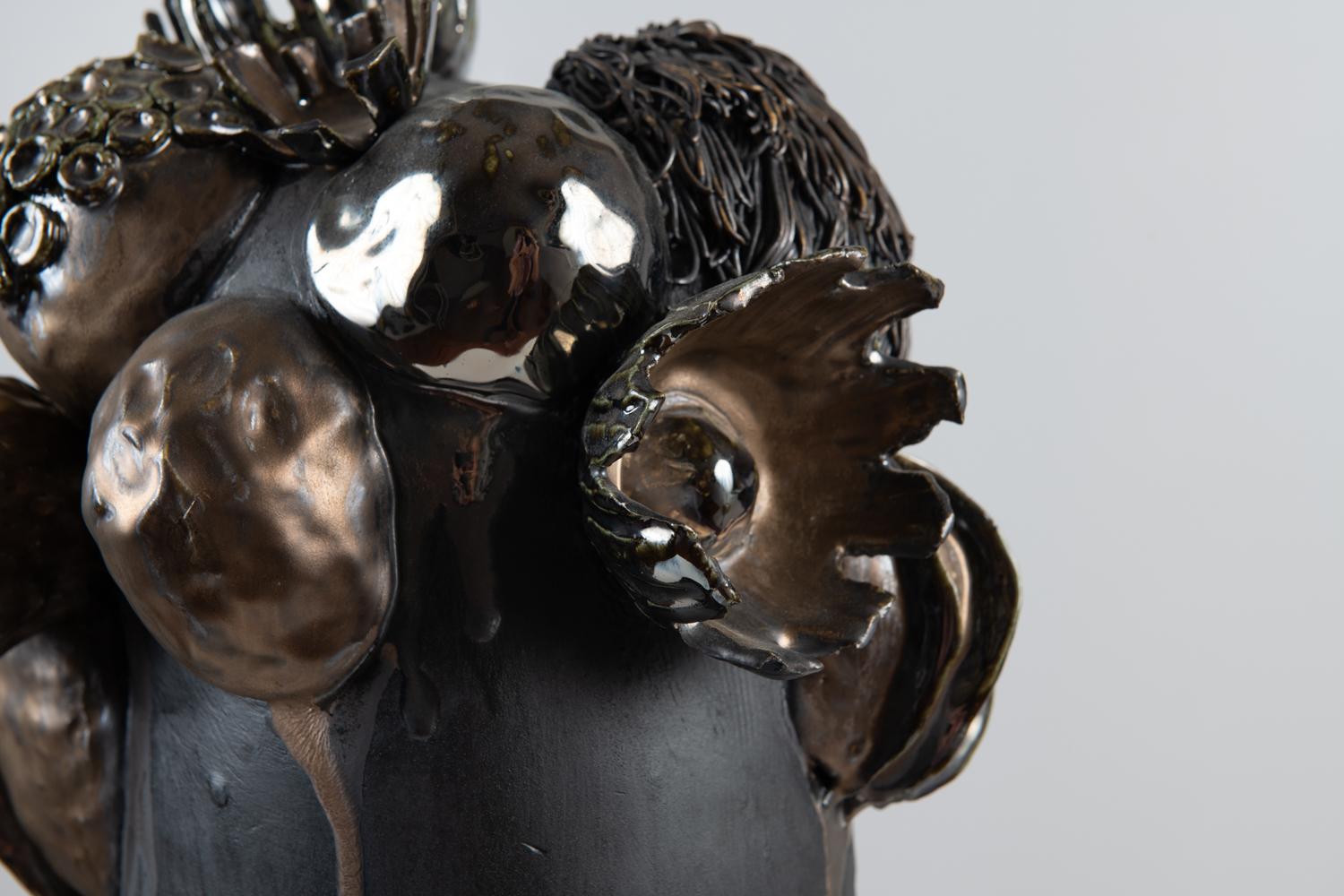 Botanica-Skulptur aus metallisch glasierter Keramik von Trish DeMasi (Glasiert) im Angebot