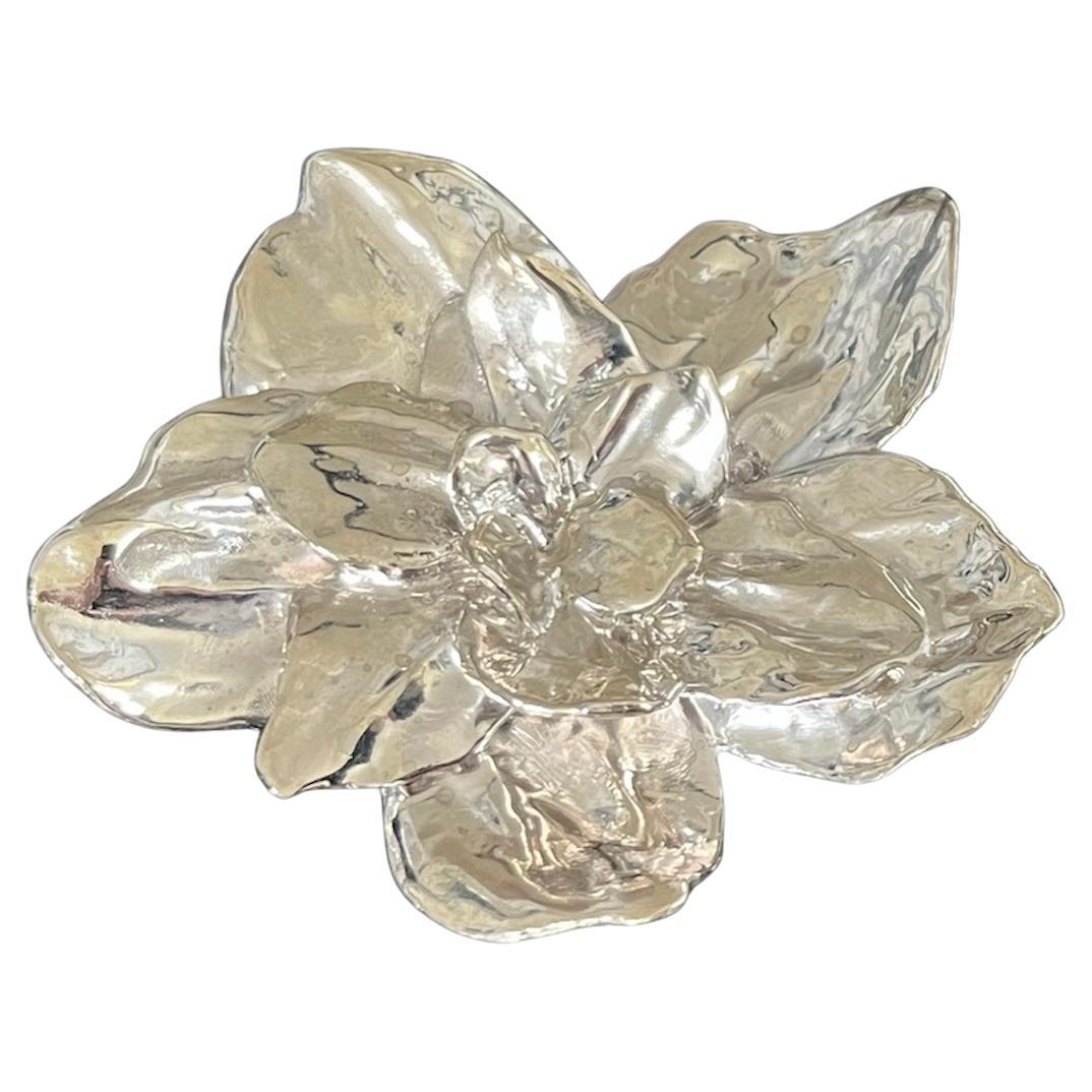 Broche/pendentif botanique Tavia Atelier x Kristina Larson en vente