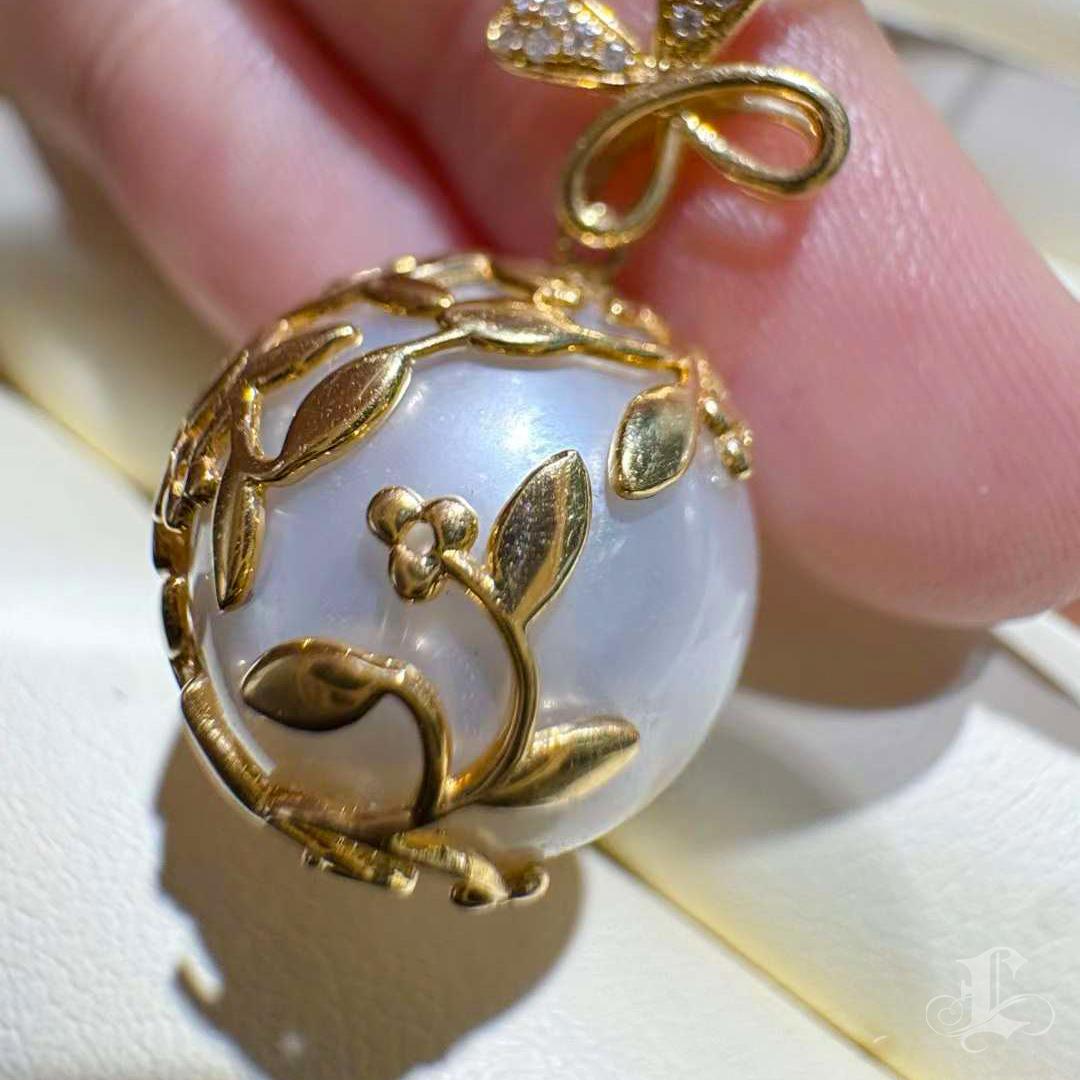 【Sinfonia della vite】 Ciondolo di diamanti con perle dei mari del sud a forma di corona botanica Aurora In condizioni Nuovo in vendita a New York, NY