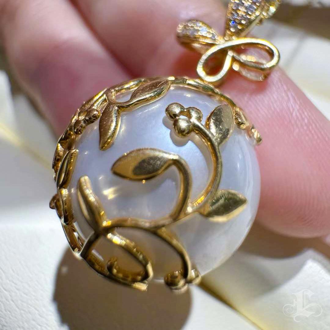 Donna 【Sinfonia della vite】 Ciondolo di diamanti con perle dei mari del sud a forma di corona botanica Aurora in vendita