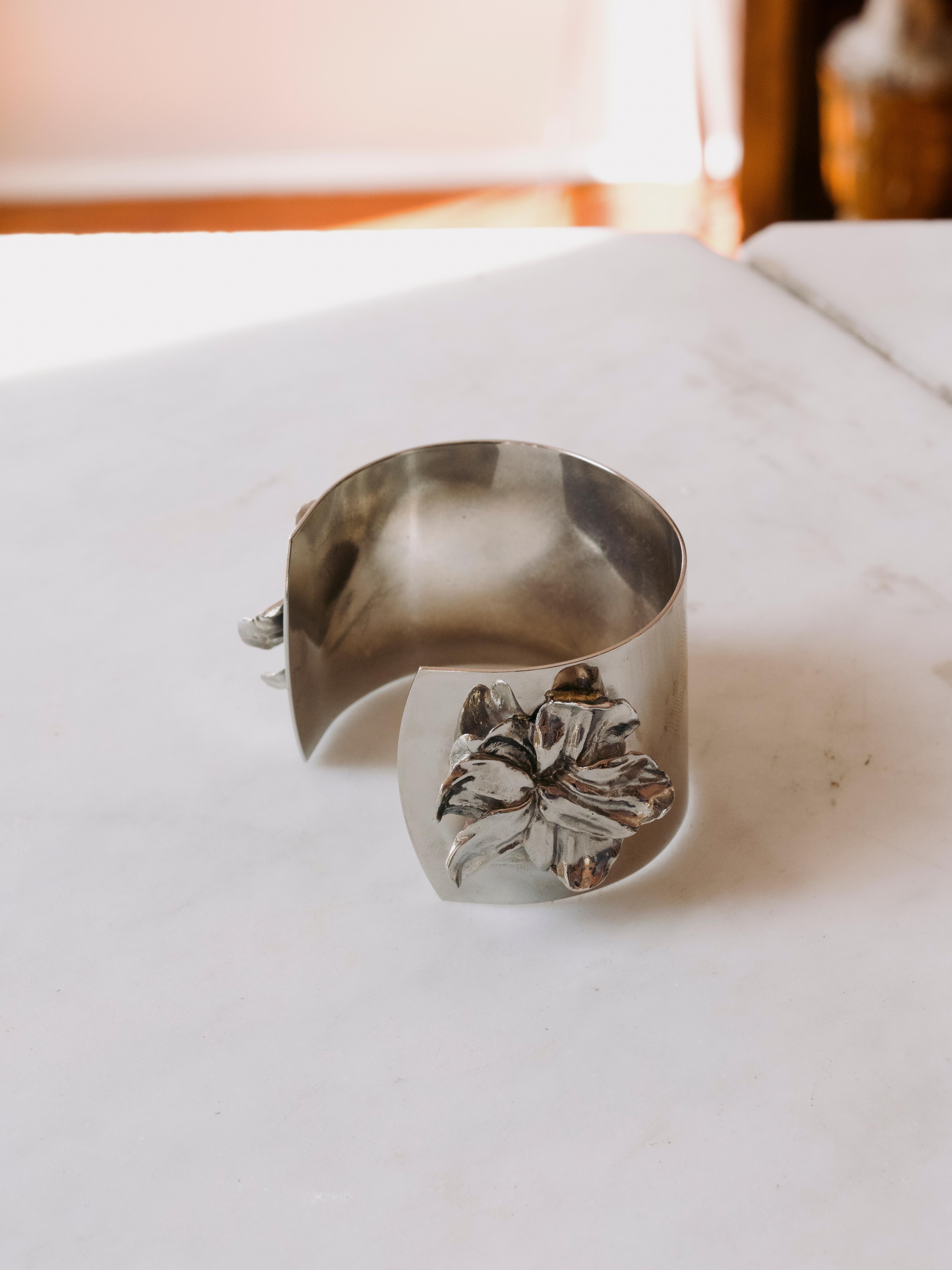 Disponible en laiton jaune ou blanc

Tavia Atelier x Kristina Larson est une ligne de bijoux ART to WEAR indépendante et durable. Cette collection Botanical lancée en 2024 se compose de pièces d'affirmation audacieuses qui sont sculptées à la main