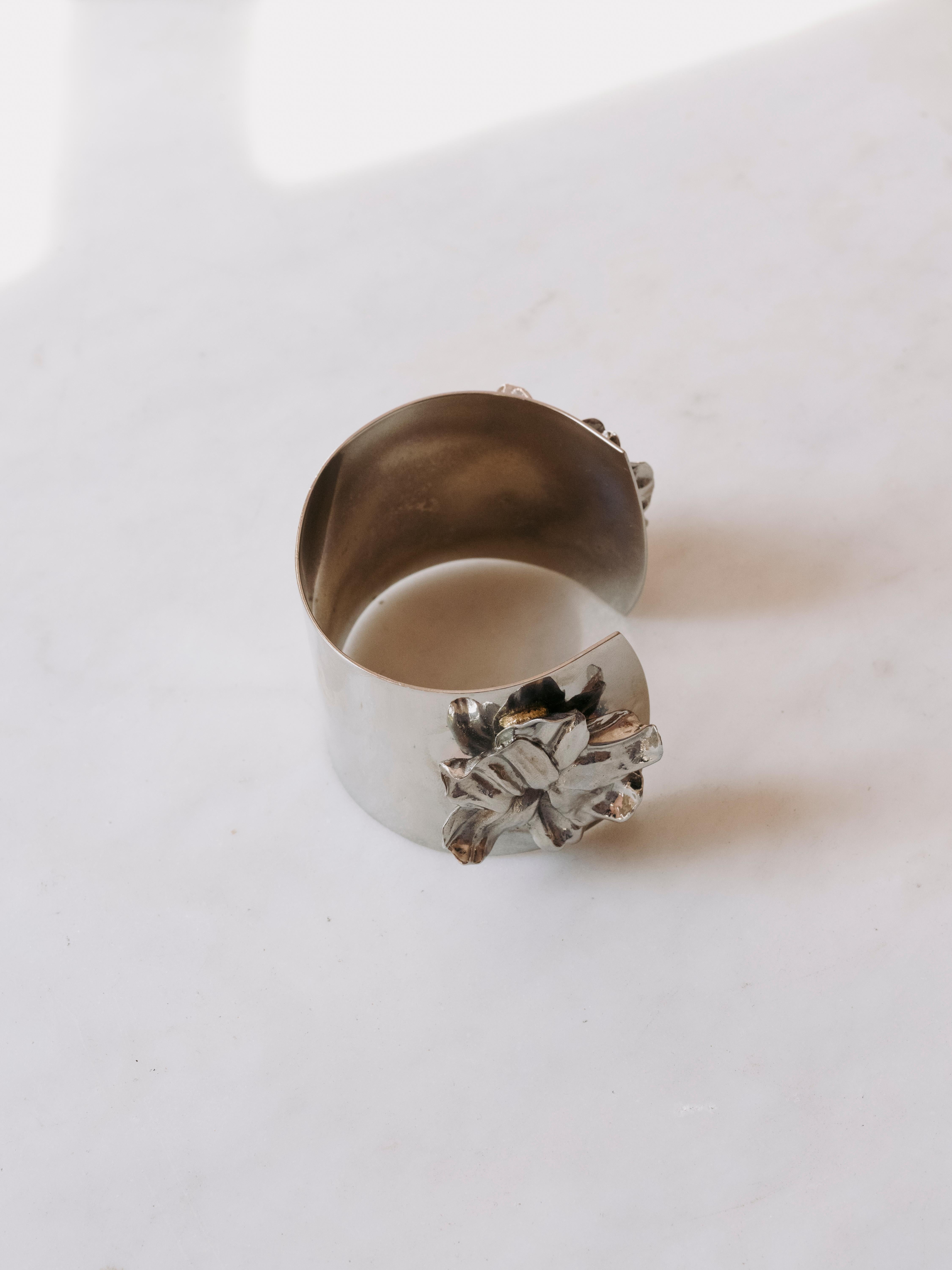 Contemporain Manchette à double fleur botanique Tavia Atelier x Kristina Larson en vente