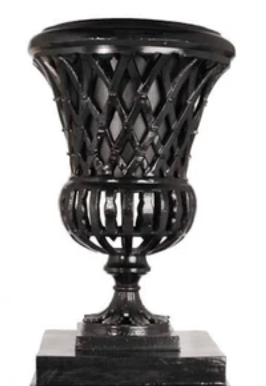 Classique américain Botanical Heavy Classic Urne ajourée en fonte d'aluminium noire sur Pedestal 4 Disponible en vente