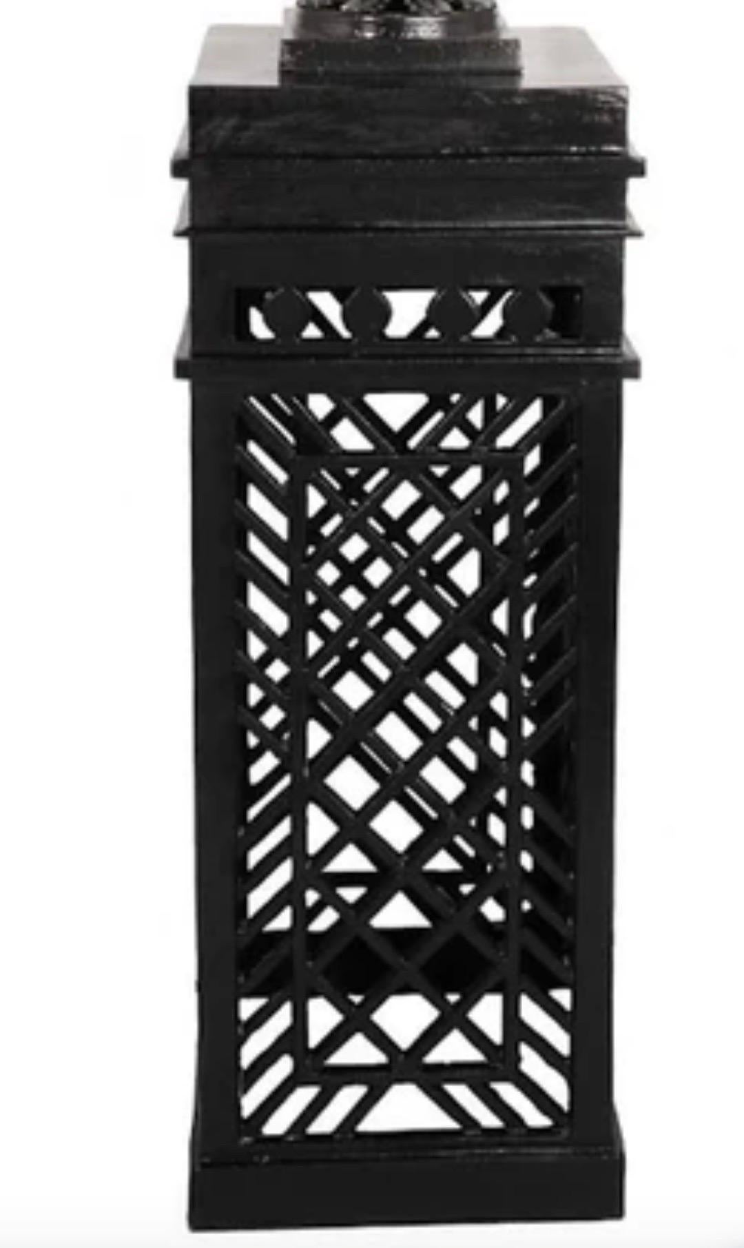 Botanical Heavy Classic Urne ajourée en fonte d'aluminium noire sur Pedestal 4 Disponible Bon état - En vente à Roslyn, NY
