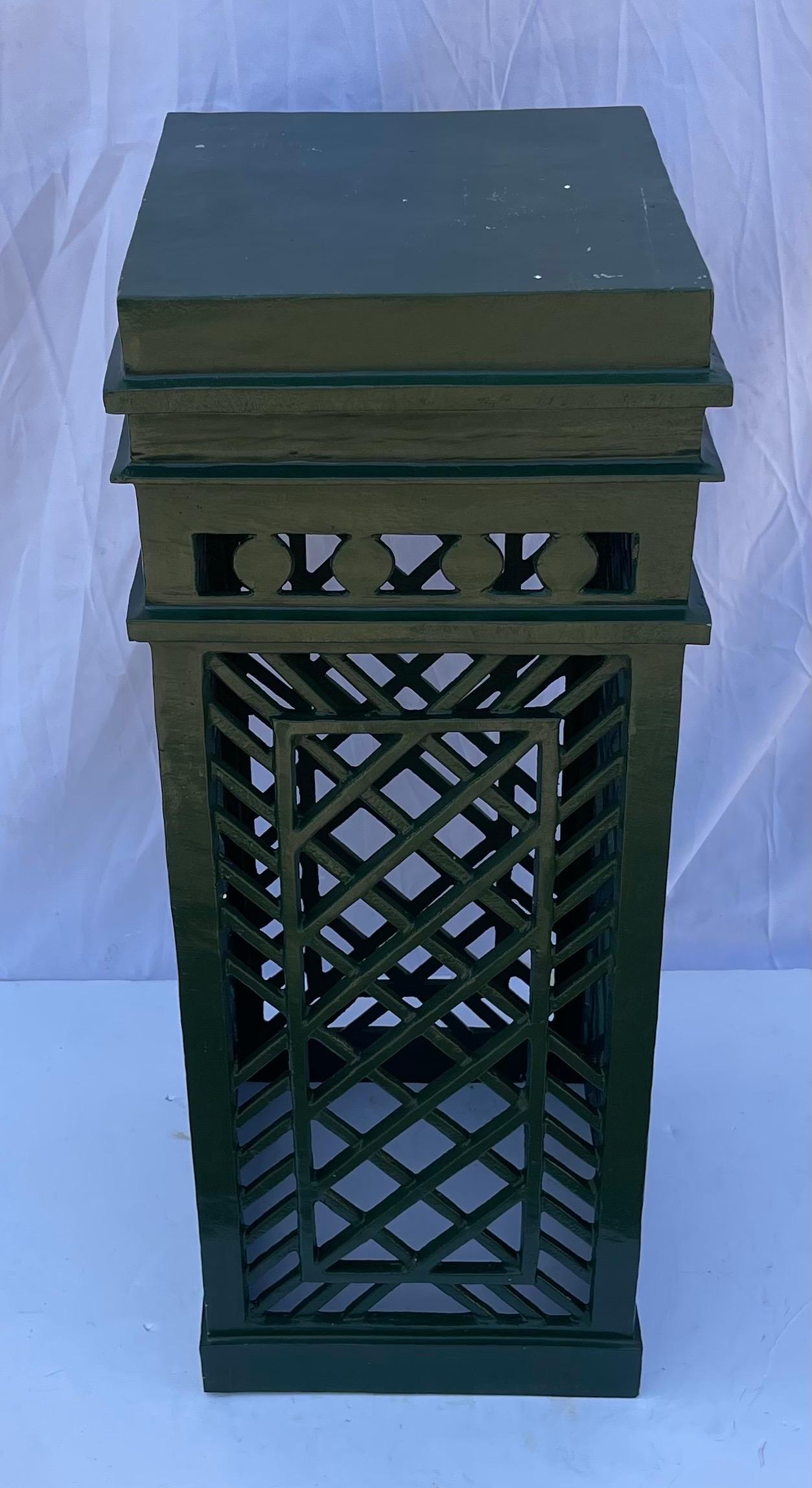 Botanical Heavy Classic Grüner Aluguss Durchbrochene Urne auf Pedestal 3 verfügbar (Gemalt) im Angebot