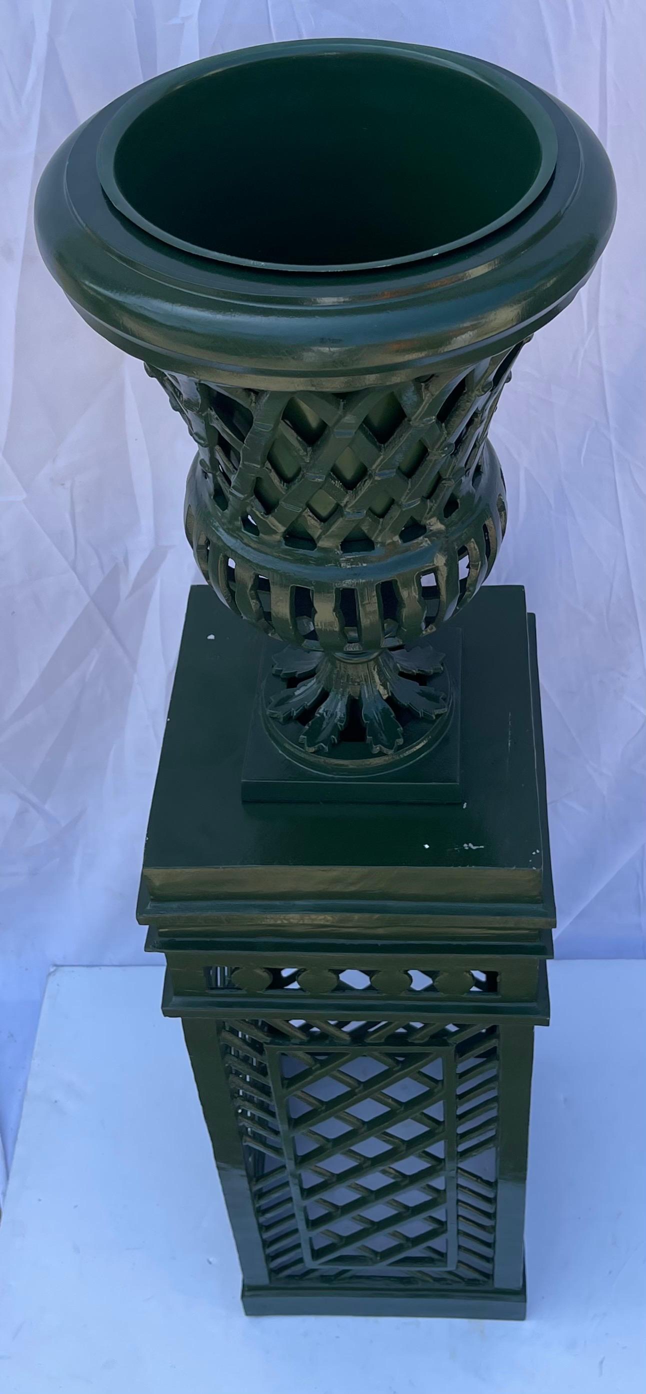 Botanical Heavy Classic Grüner Aluguss Durchbrochene Urne auf Pedestal 3 verfügbar im Zustand „Gut“ im Angebot in Roslyn, NY