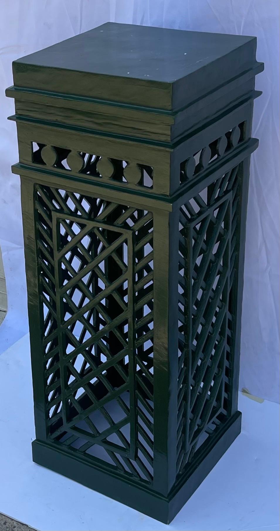 Botanical Heavy Classic Grüner Aluguss Durchbrochene Urne auf Pedestal 3 verfügbar (Aluminium) im Angebot