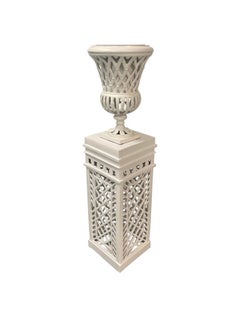 Schwere klassische durchbrochene Urne aus weißem Aluminiumguss auf Sockel, 2 Stück verfügbar