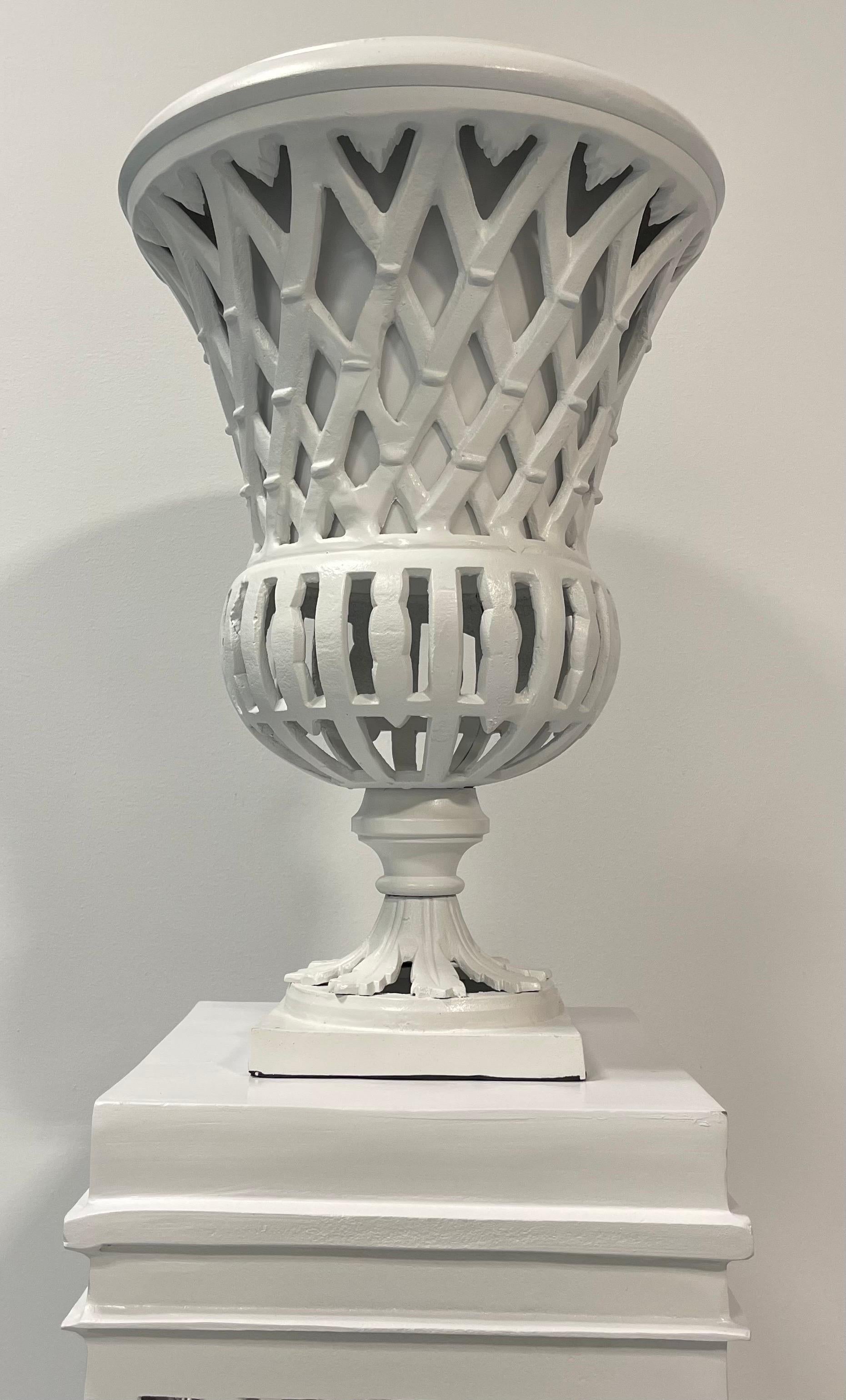Schwere klassische durchbrochene Urne aus weißem Aluminiumguss auf Sockel, 4 Stück verfügbar (Amerikanische Klassik) im Angebot