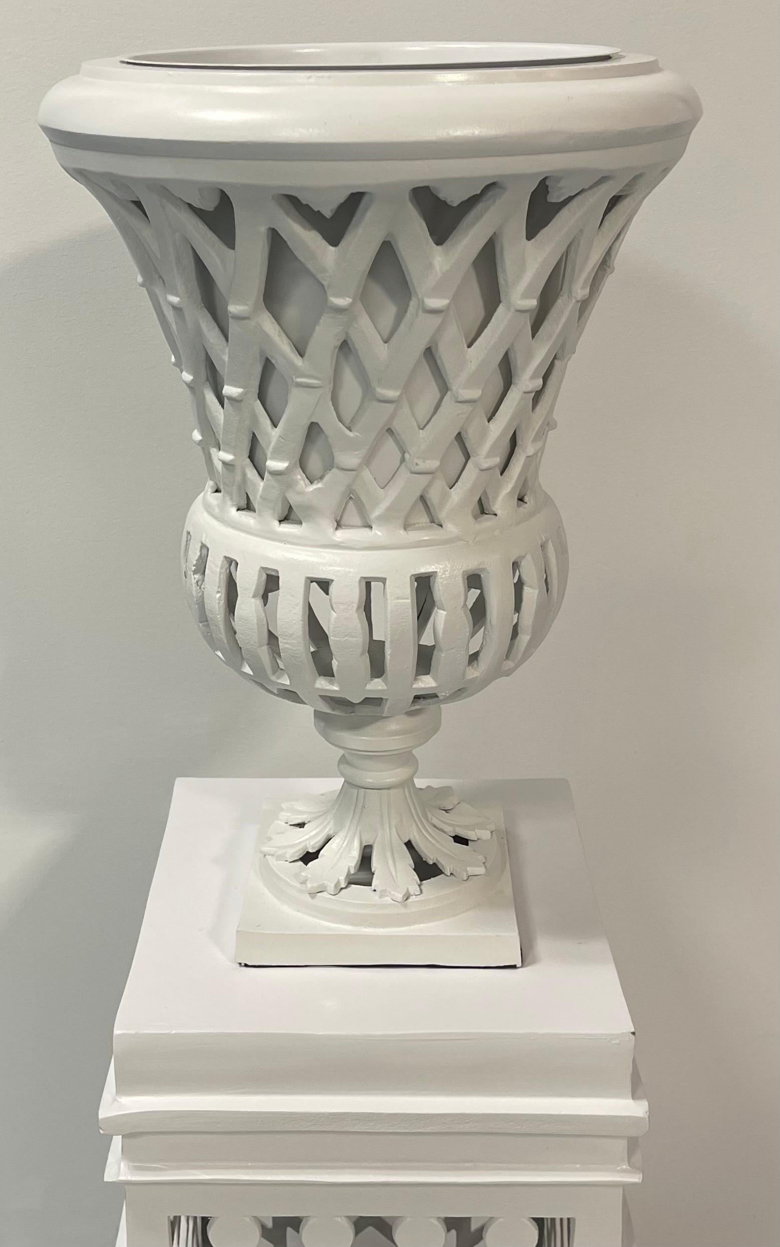 Schwere klassische durchbrochene Urne aus weißem Aluminiumguss auf Sockel, 4 Stück verfügbar (Gemalt) im Angebot