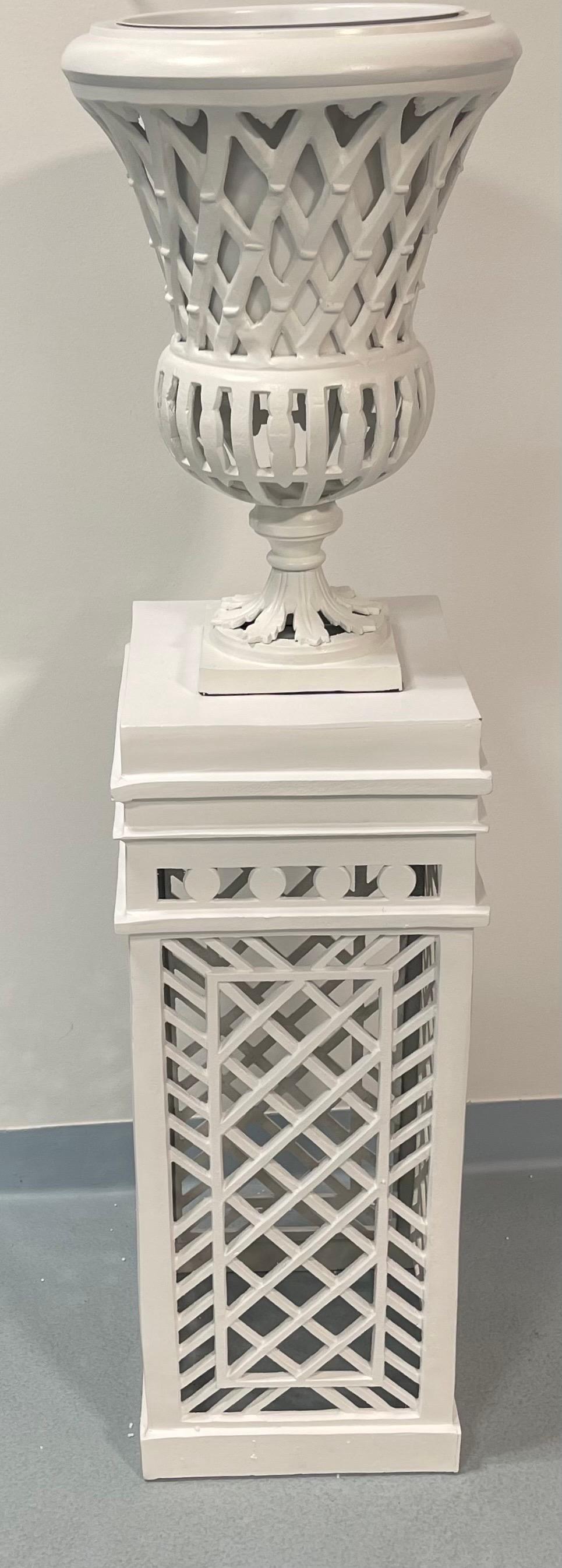 Schwere klassische durchbrochene Urne aus weißem Aluminiumguss auf Sockel, 4 Stück verfügbar im Zustand „Gut“ im Angebot in Roslyn, NY