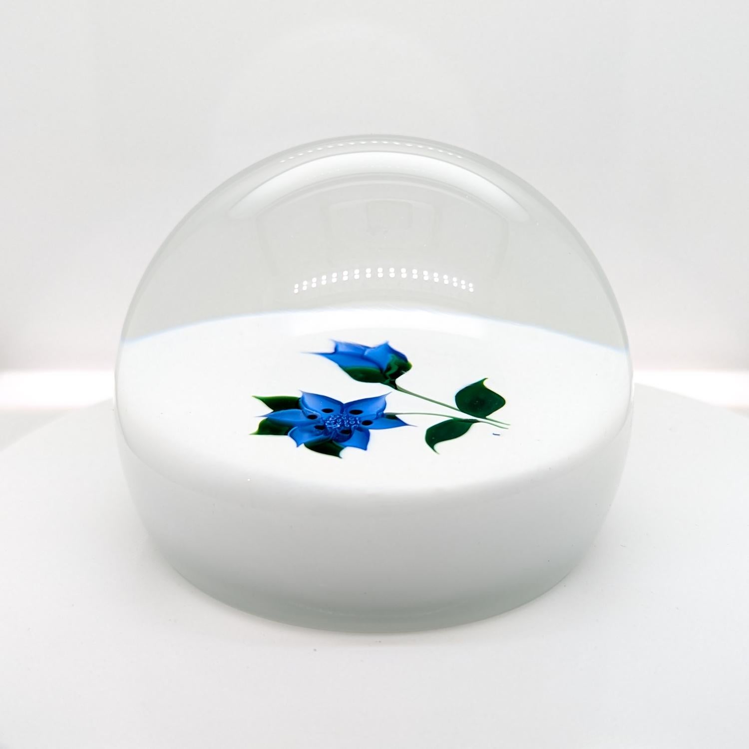 Presse-papiers Botanical « Blue Flower » d'Allan Scott pour Caithness Glass en vente 2