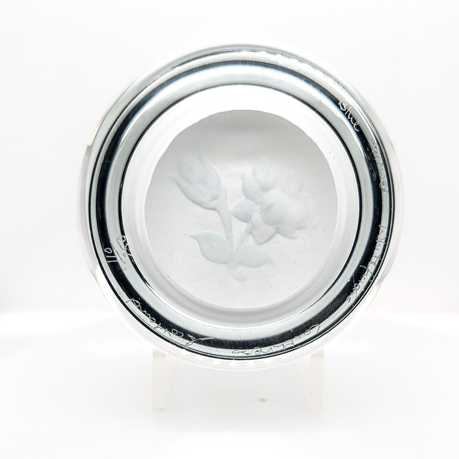 Presse-papiers Botanical « Blue Flower » d'Allan Scott pour Caithness Glass en vente 3