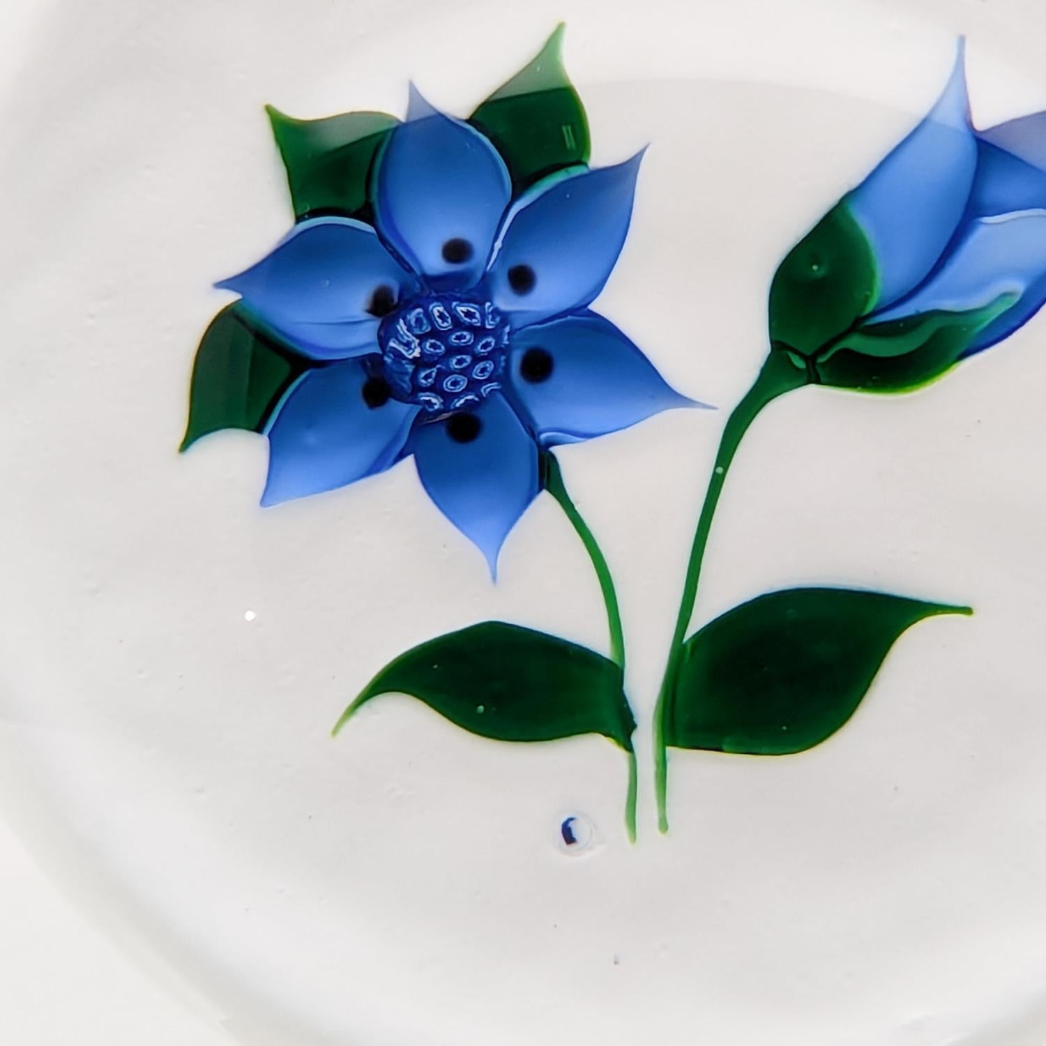 Presse-papiers Botanical « Blue Flower » d'Allan Scott pour Caithness Glass en vente 4