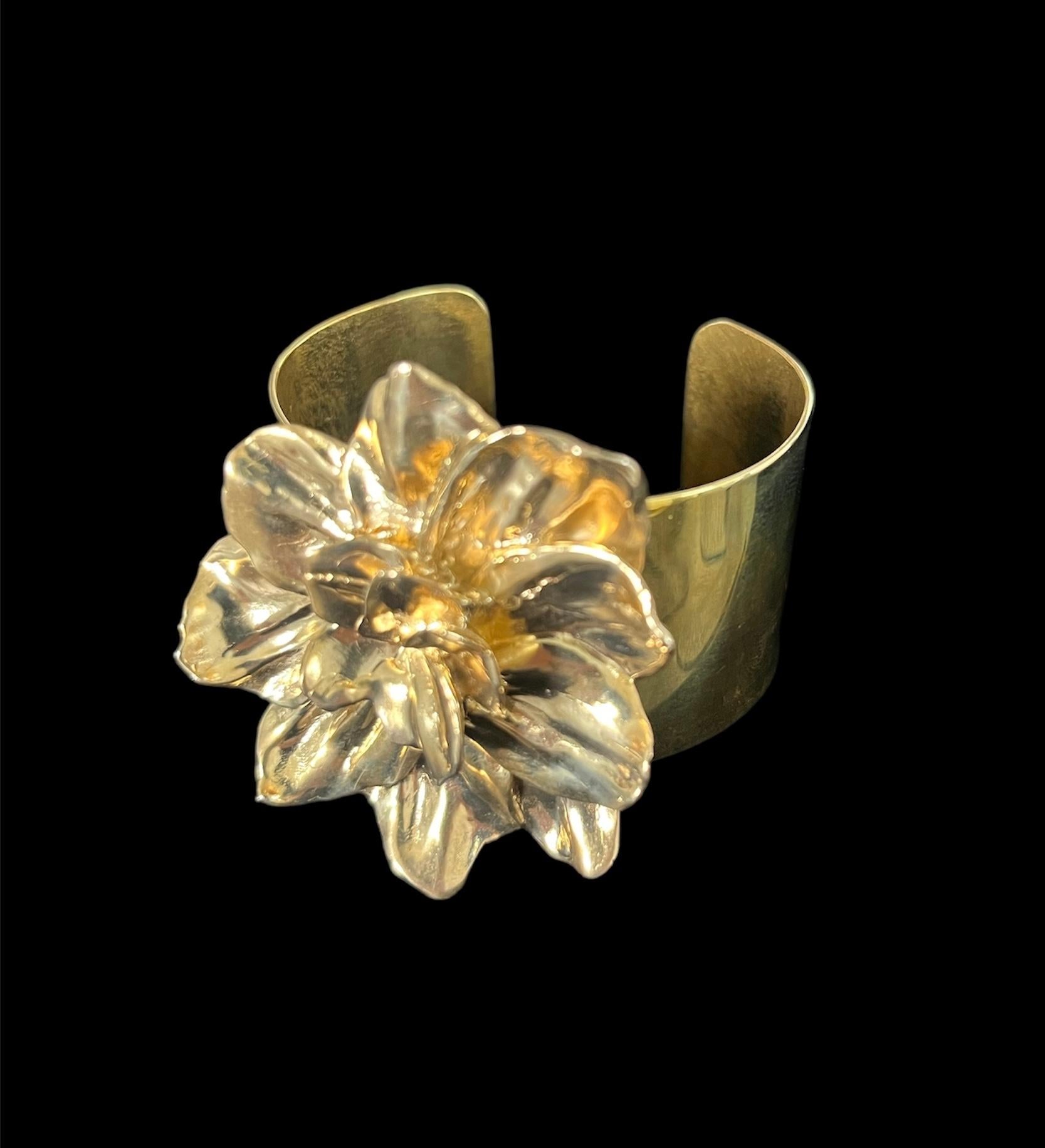 Erhältlich in Gelb- oder Weißmessing

Tavia Atelier x Kristina Larson ist eine unabhängige und nachhaltige ART to WEAR-Schmucklinie. Die 2024 eingeführte Botanical Collection besteht aus kühnen Statement-Stücken, die in New Orleans von Hand aus Ton