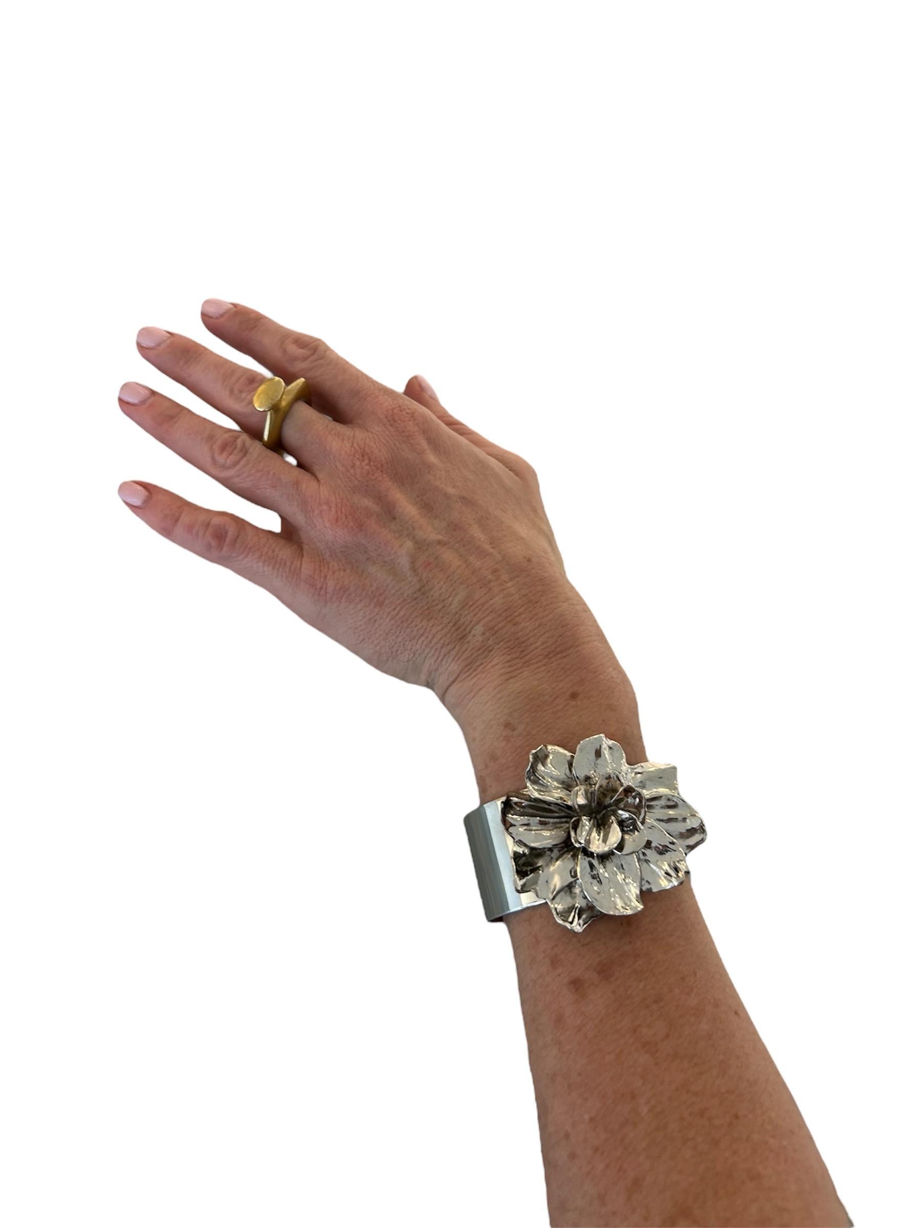Botanical Single Flower Cuff - Tavia Atelier x Kristina Larson, Botanical im Zustand „Neu“ im Angebot in New Orleans, LA