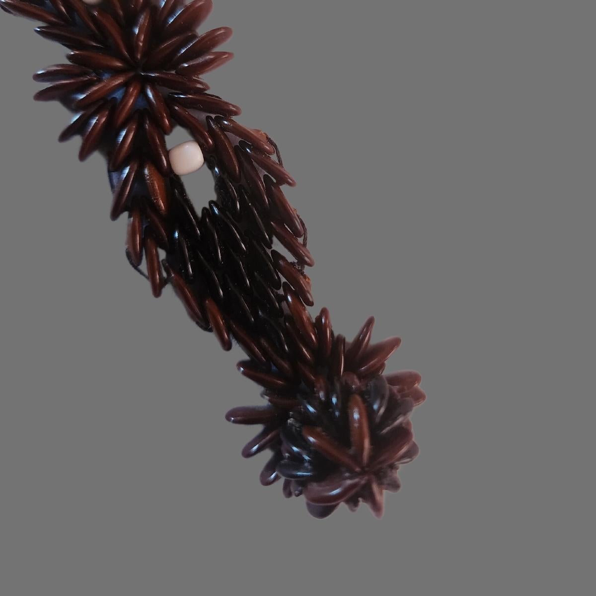 
Il braccialetto Celestial Bloom presenta un'elegante combinazione di semi di tamarindo selvatici marroni e neri, disposti in modo intricato a forma di stella e collegati da due file di semi di tamarindo. Con tre formazioni stellari in evidenza e