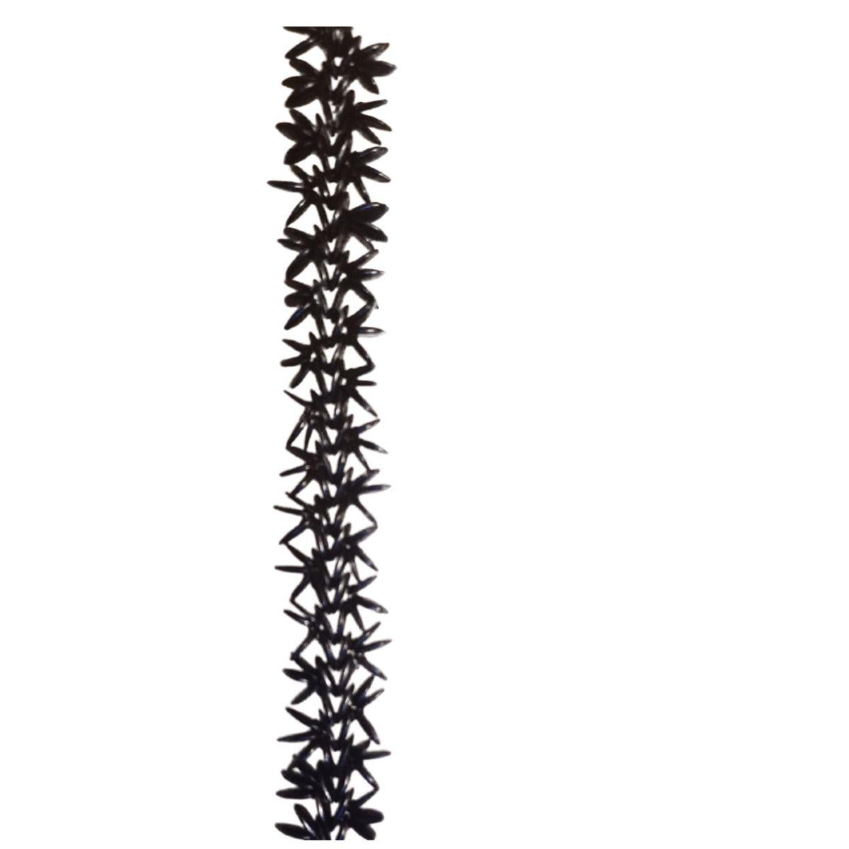 La pulsera Enredadera de Medianoche es una creación elegante y minimalista, con semillas negras de tamarindo silvestre delicadamente dispuestas y entretejidas para formar un dibujo continuo, similar a una enredadera. El acabado oscuro y brillante de
