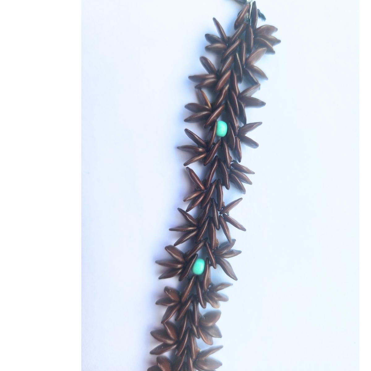 Botanique se complace en presentar la Pulsera Esencia Oceánica. Esta pulsera captura la serena belleza del mar a través de su mezcla de semillas de tamarindo silvestre de color marrón terroso y llamativas cuentas azules. Cada cuenta representa la