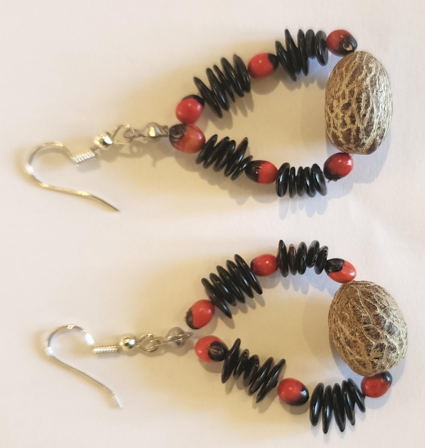 Gli orecchini Botanique Palm Essence sono una celebrazione della ricca bellezza naturale di Antigua e Barbuda e dell'artigianato. Questi pezzi sorprendenti presentano un'armoniosa miscela di perline jumbie di colore rosso vivo e nero intenso