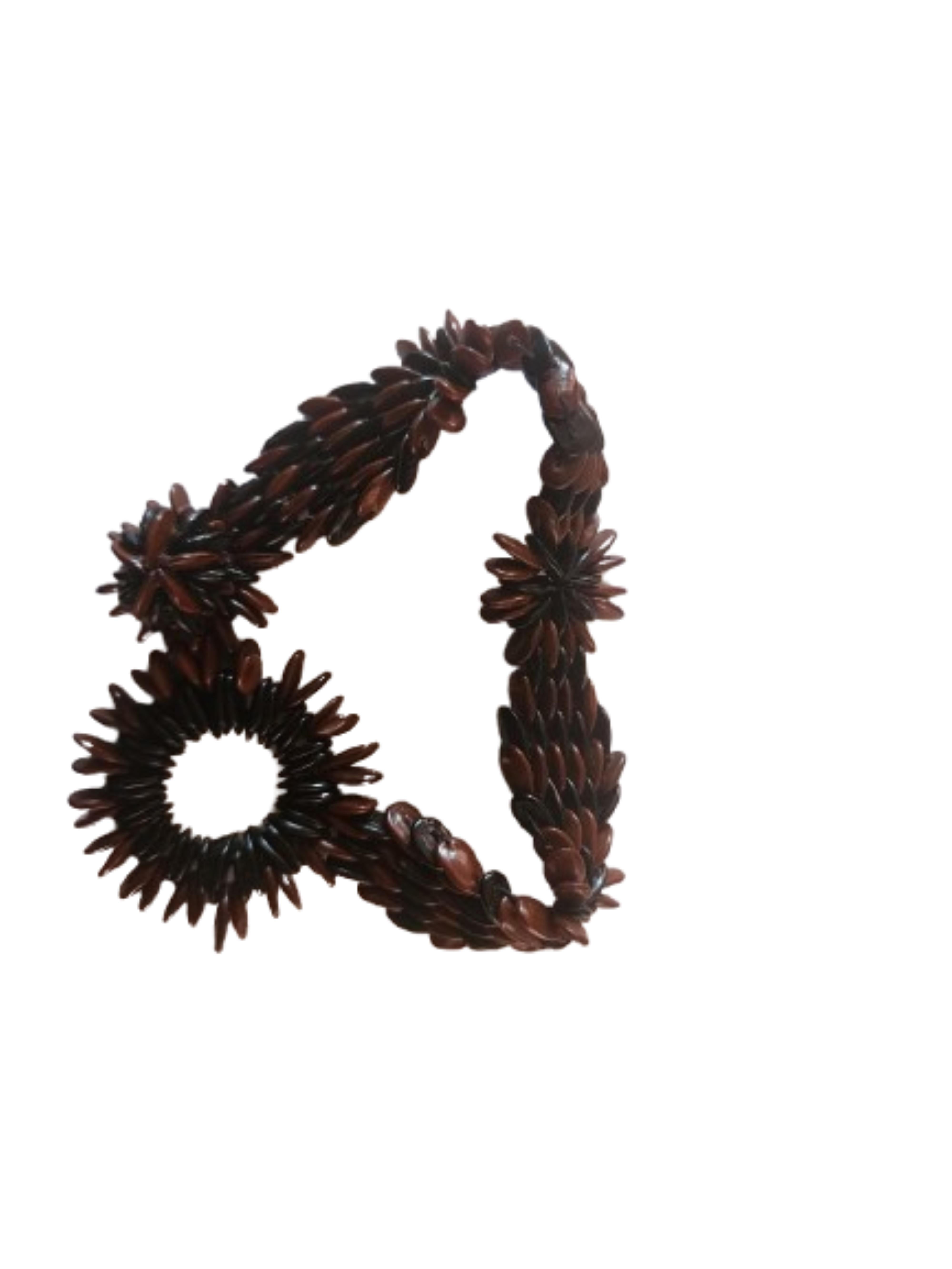 La Pulsera Armonía Estelar es una cautivadora mezcla de belleza natural y diseño intrincado, con semillas de tamarindo silvestre negras y marrones dispuestas formando tres distintivos dibujos en forma de estrella. Estas estrellas sirven como puntos