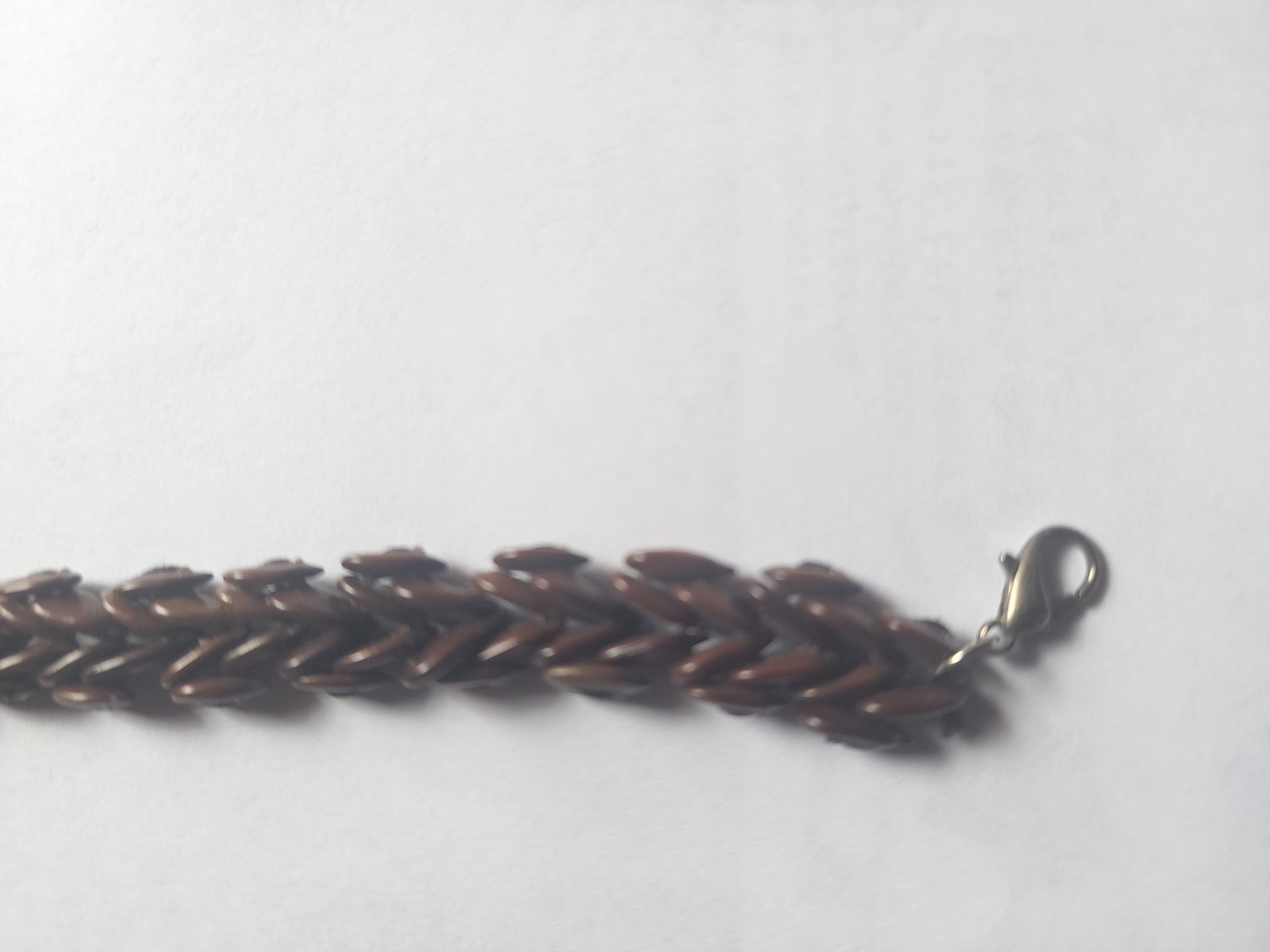 Esta elegante e intrincada pulsera de semillas de tamarindo silvestre marrón, se llama apropiadamente Elegancia Tejida de Tamarindo.
La pulsera Tejido de Tamarindo Elegancia muestra la belleza natural de la semilla de tamarindo silvestre,
