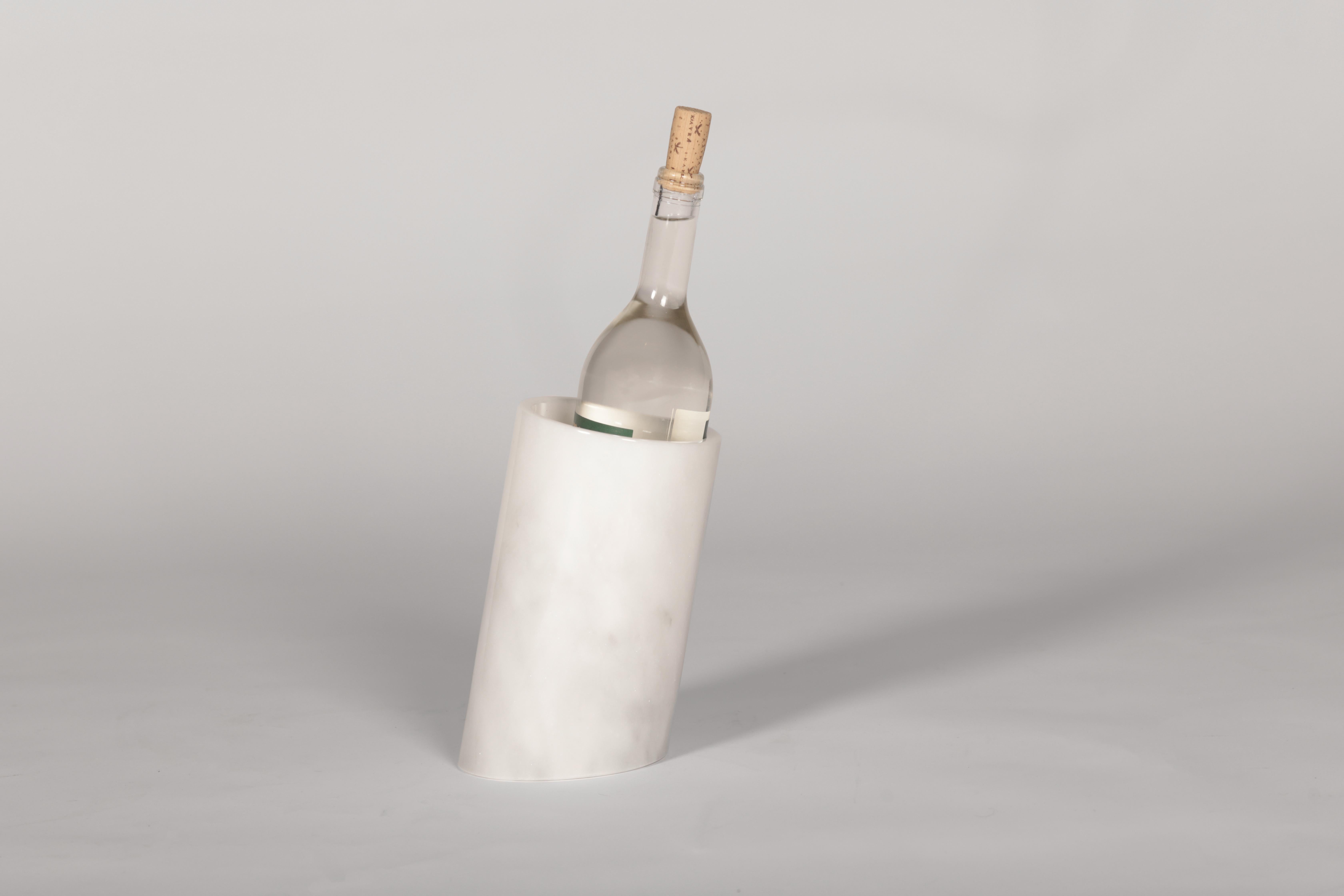 Elegant et utile, Botella est conçu pour garder vos bouteilles de liqueur au frais avec la froideur du marbre et les servir de manière élégante.

Le marbre étant un matériau naturel, les couleurs et les veines peuvent différer du produit acheté tel